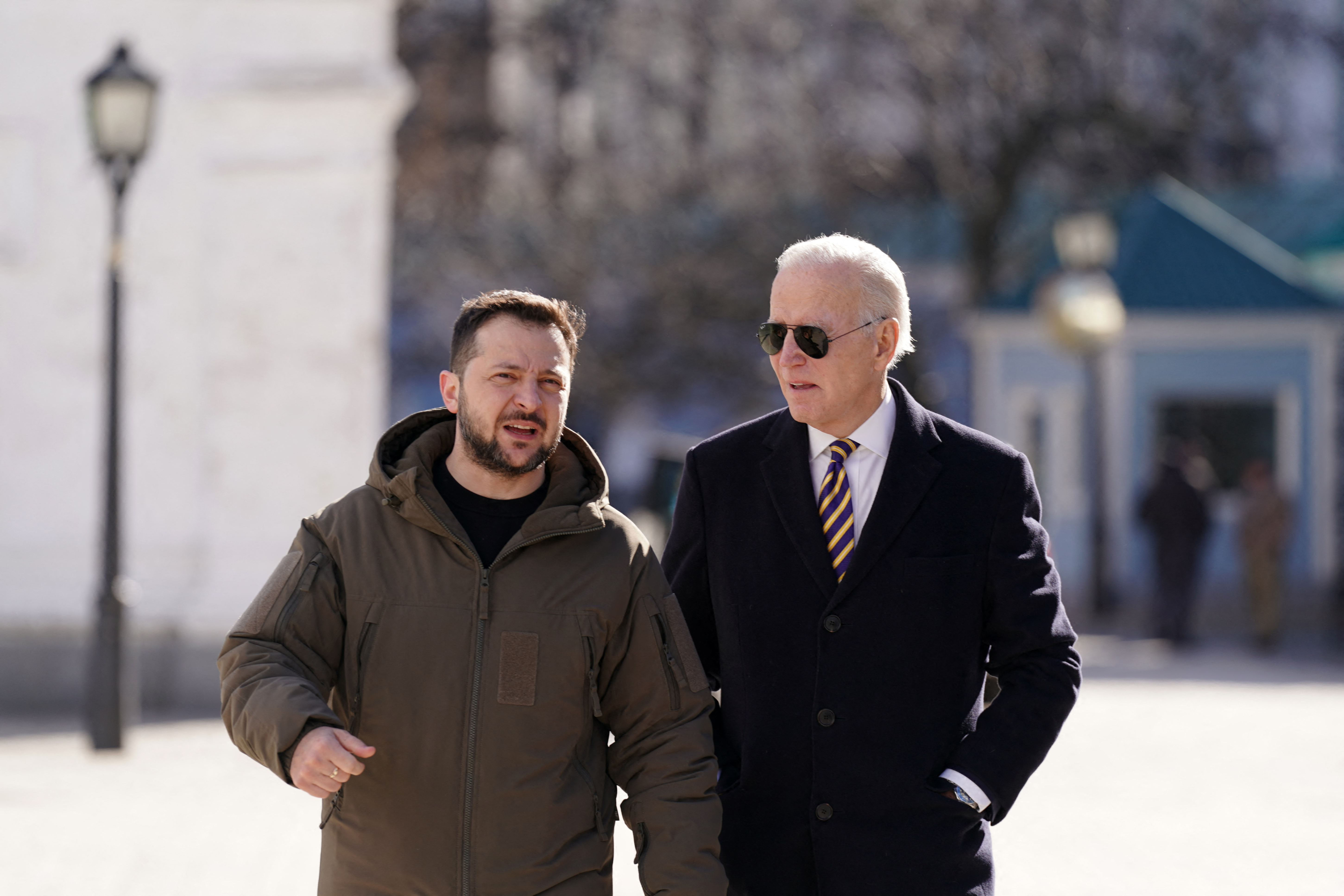 Joe Biden conversa con Volodimir Zelensky durante su visita a Kiev (Dimitar DILKOFF / AFP)