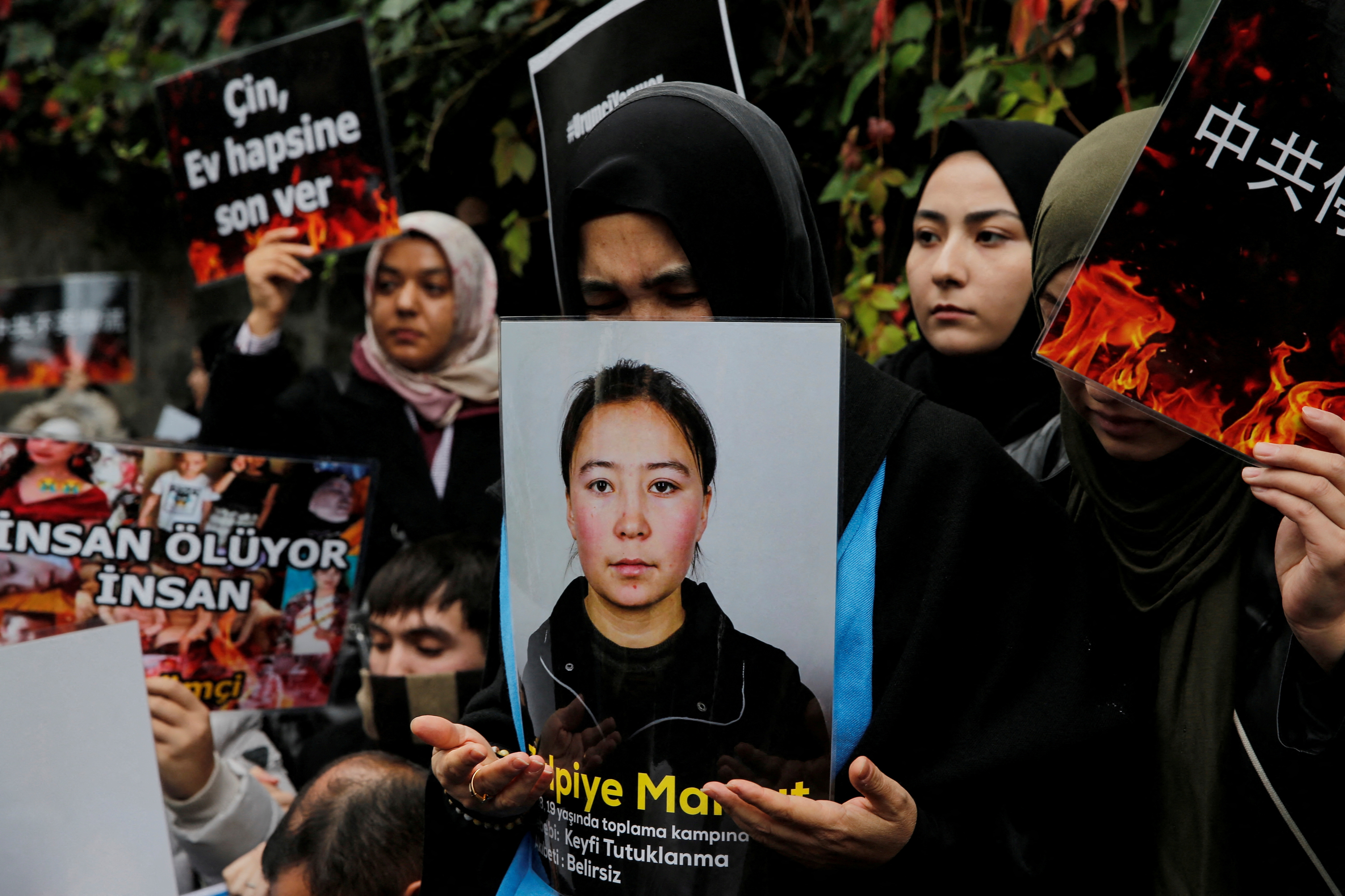 Manifestantes de etnia uigur protestan contra China, frente al consulado chino en Estambul, Turquía, 30 de noviembre de 2022. (REUTERS)