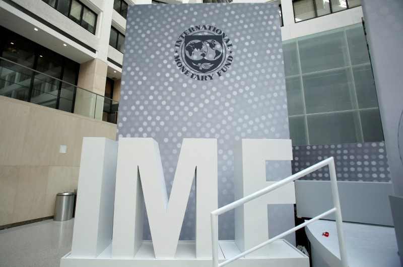 La sigla del FMI en inglés, hecha con material liviano
REUTERS/Yuri Gripas