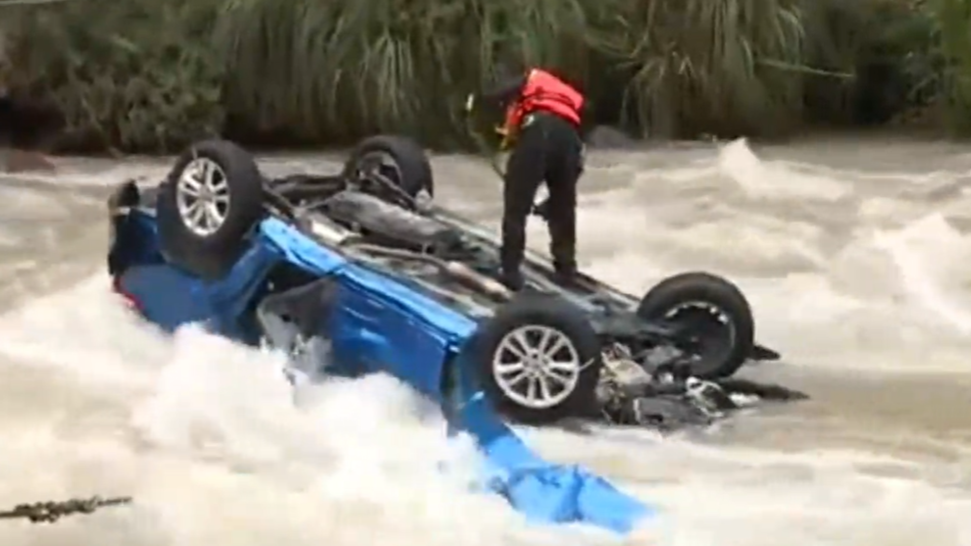 Minivan cayó al río Rímac con siete pasajeros.
Foto: Canal N