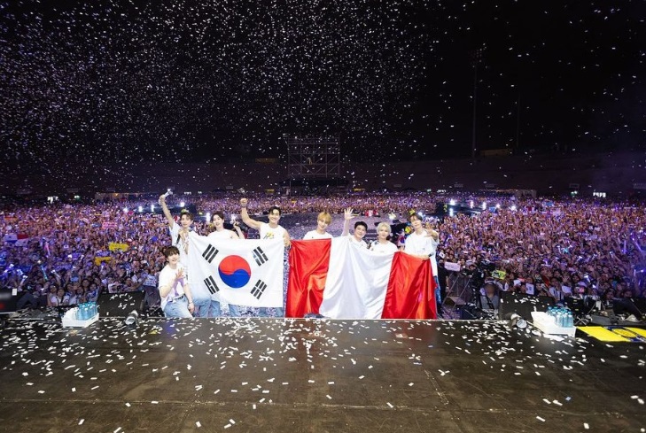 Super Junior mostró la bandera peruana en el Estadio San Marcos. 
