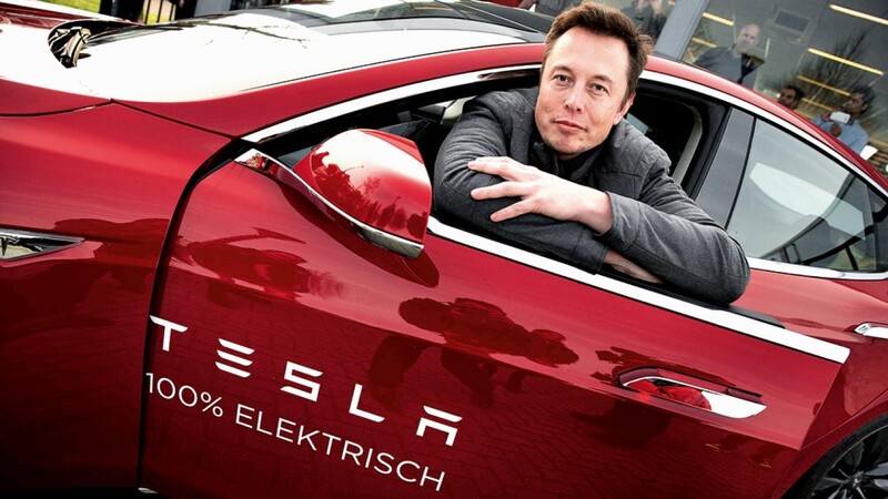 Elon Musk en un Tesla. (foto: Autocosmos)