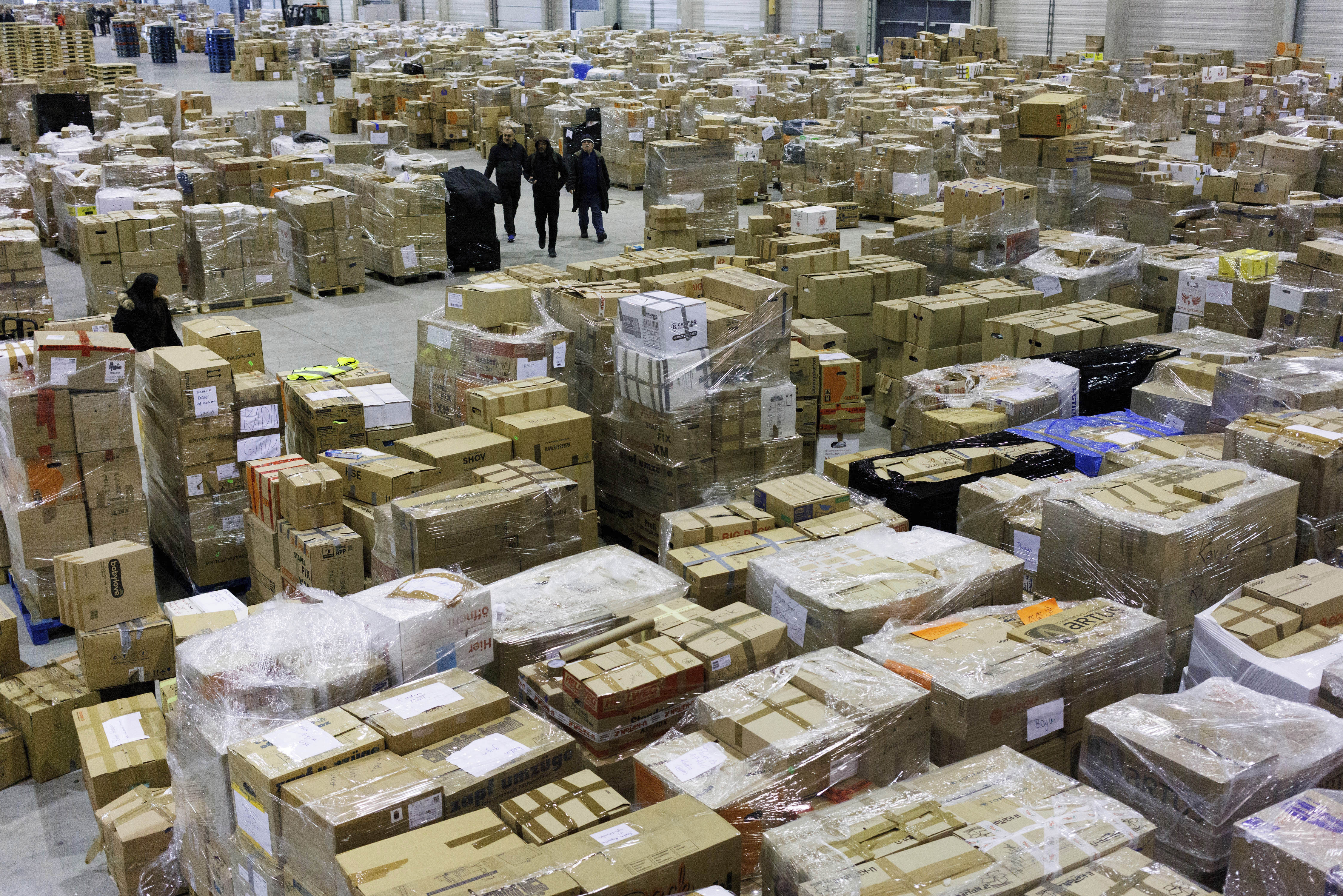 Cajas de donaciones para las víctimas del sismo en Turquía y Siria, en el aeropuerto de Schoenefeld cerca de Berlín, Alemania, el 9 de febrero de 2023. (Carsten Koall/dpa via AP)