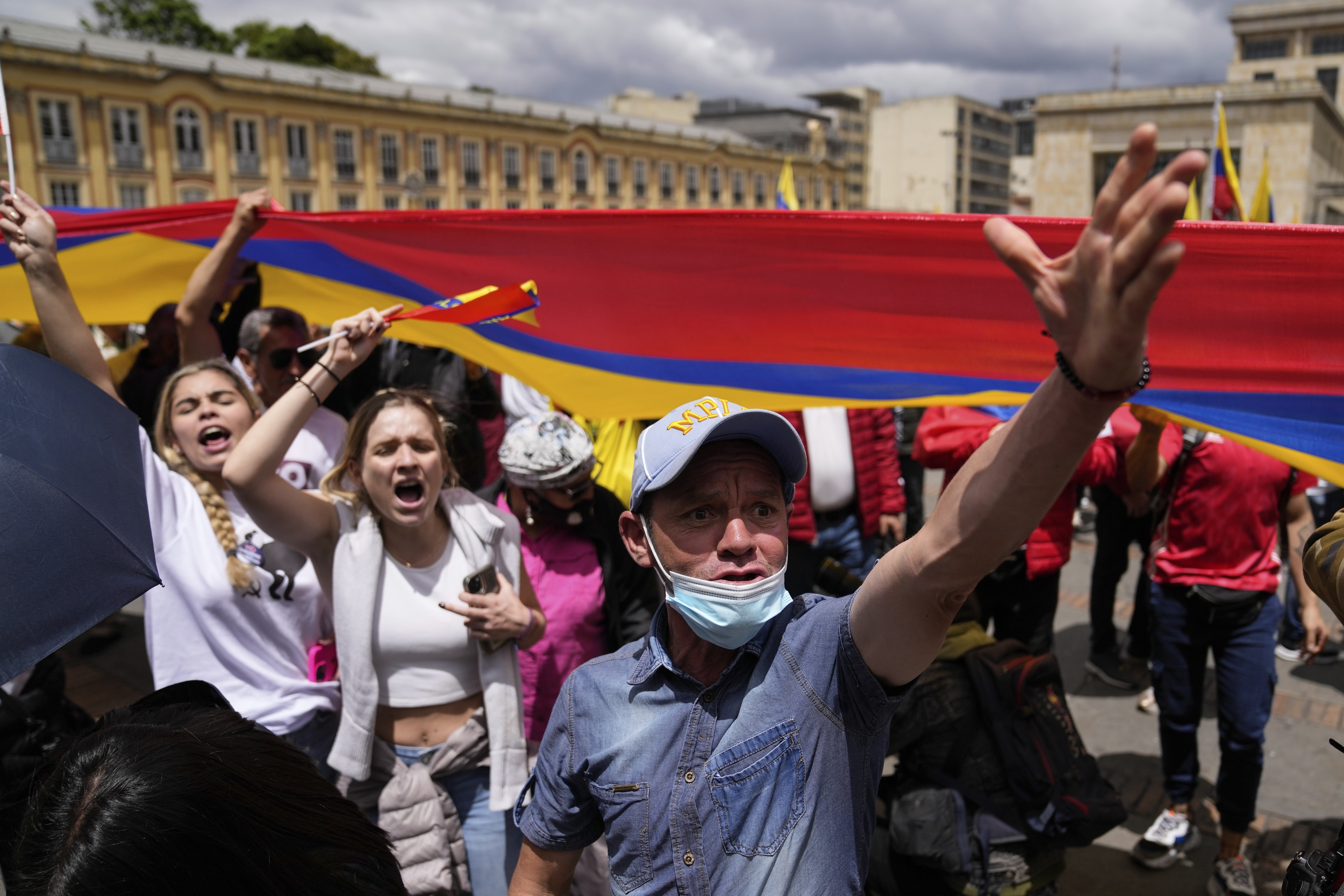 Manifestantes marchan contra las reformas propuestas por el gobierno en Bogotá, Colombia, el miércoles 15 de febrero de 2023. (AP Foto/Fernando Vergara)