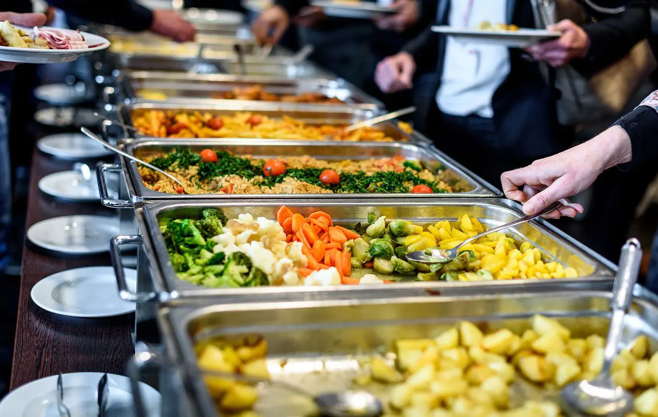 Congresistas peruanos tienen a su disponibilidad un buffet.