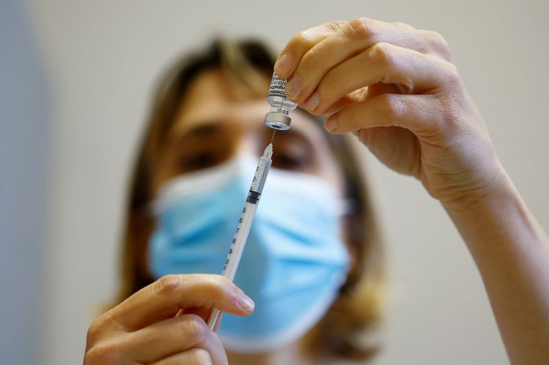 Crisis de la vacuna COVID-19: solo cinco regiones han superado el 80% con tres dosis y muertes siguen en el país. (REUTERS/Eric Gaillard)