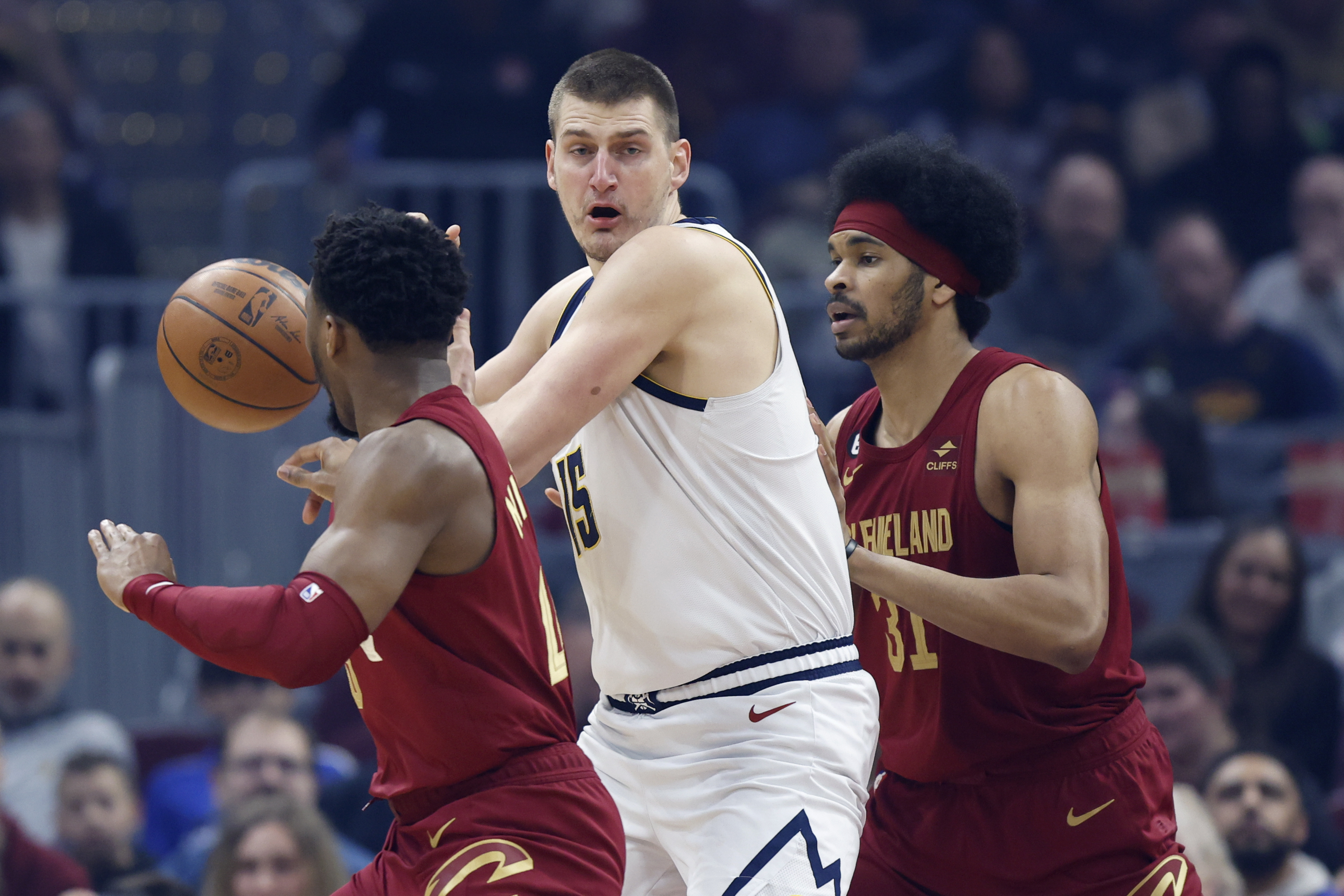 El pívot de los Nuggets de Denver, Nikola Jokic, durante el partido de la NBA contra los Cavaliers de Cleveland, el jueves 23 de febrero de 2023, en Cleveland. (AP Foto/Ron Schwane)