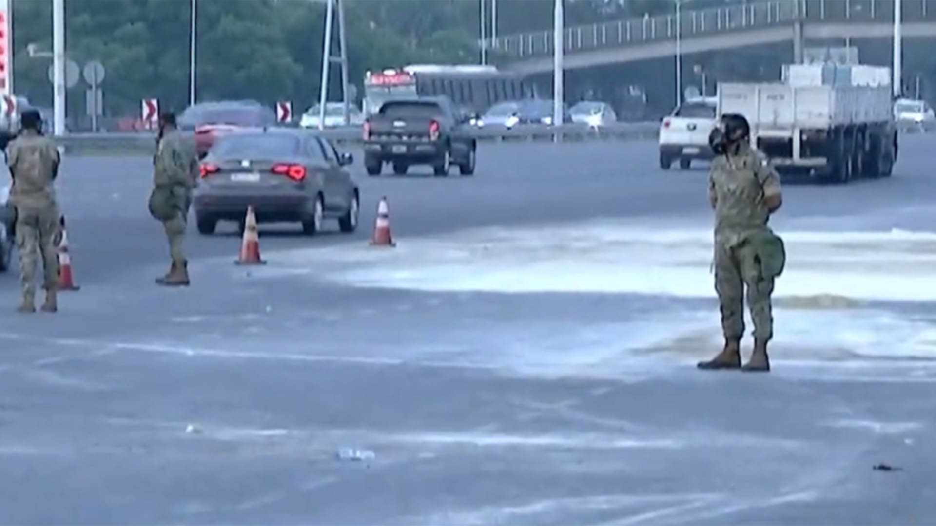 Personal del Ejército Argentino realiza las pericias correspondientes al camión que transportaba la sustancia tóxica.