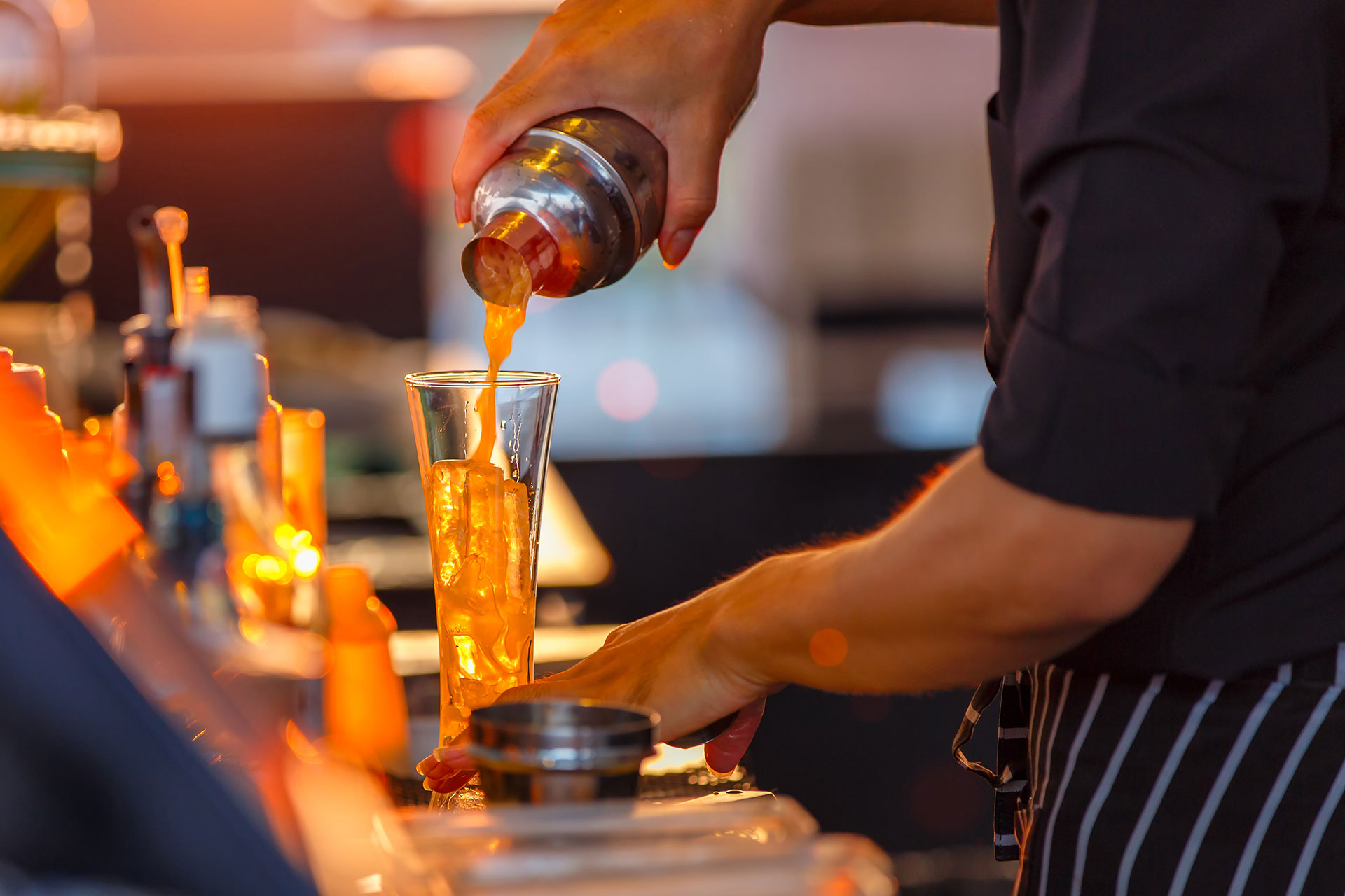 El Día Mundial del Bartender homenajea a los profesionales de este rubro que tiene más de 70 años de historia (Getty)