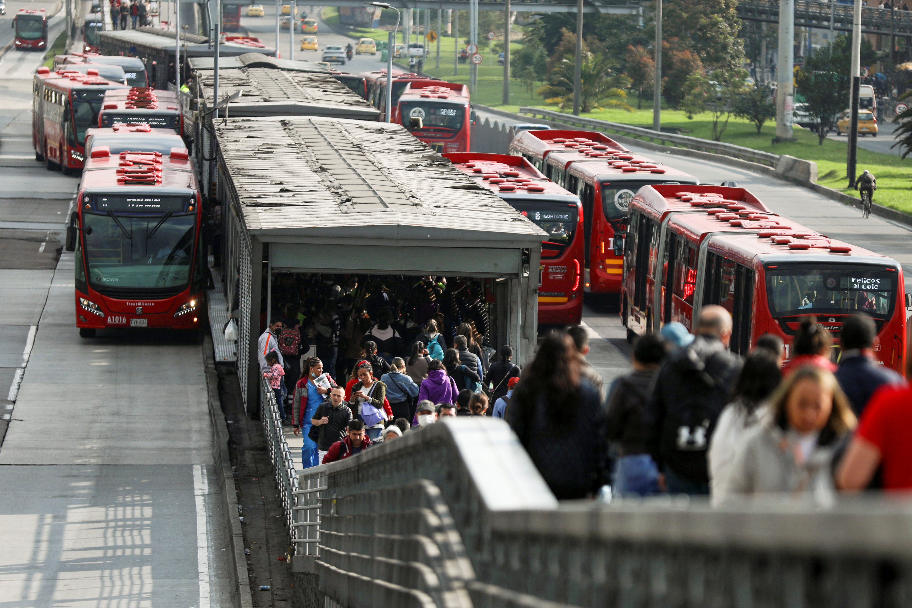 Transmilenio informó que tres estaciones del centro de Bogotá permanecen cerradas por las manifestaciones del 14 F. REUTERS/Luisa Gonzalez