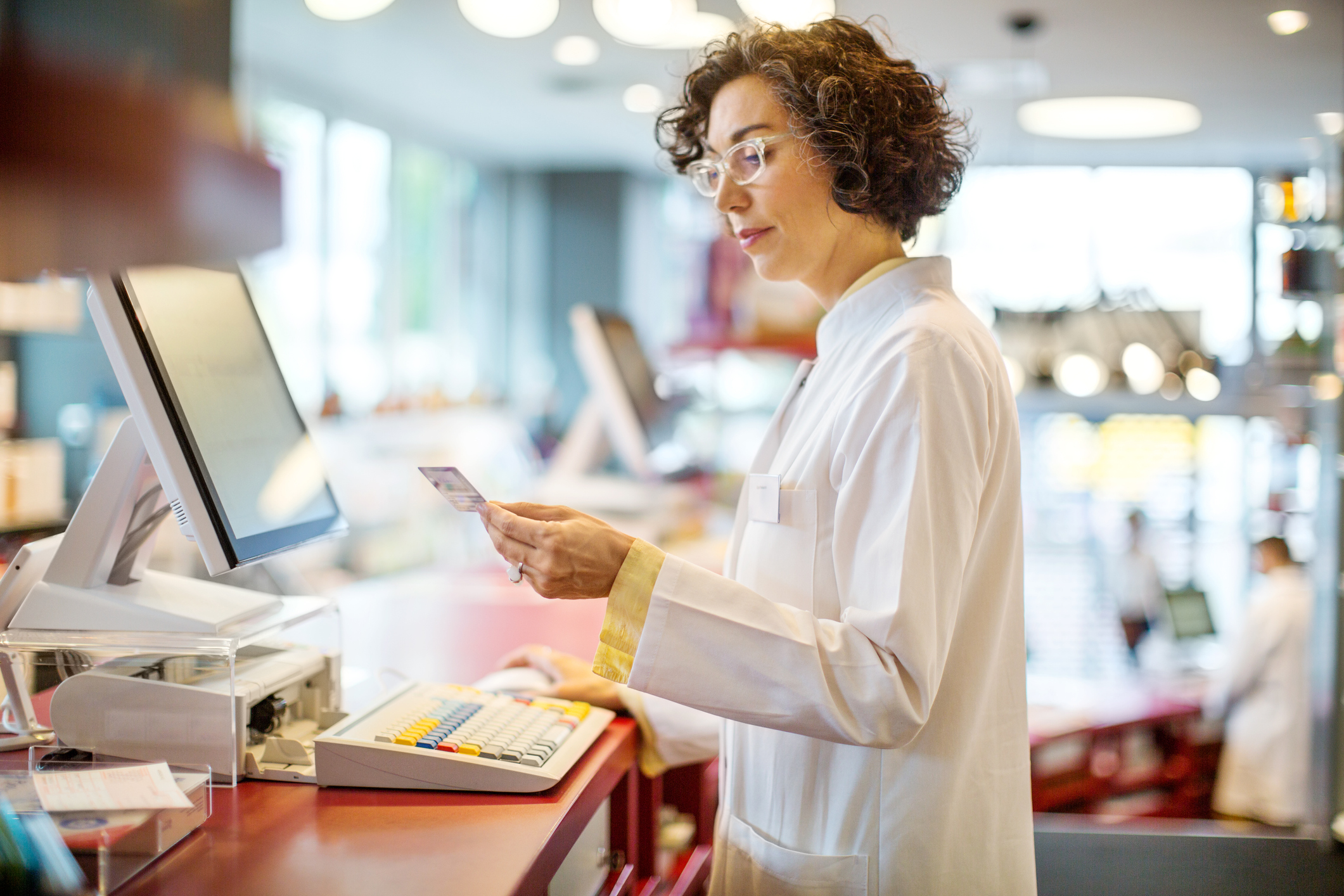 La receta electrónica y/o digital busca garantizar la trazabilidad y dar más seguridad, para eso el médico debe tener registrada la firma y tener la competencia para emitir una receta y una prescripción 