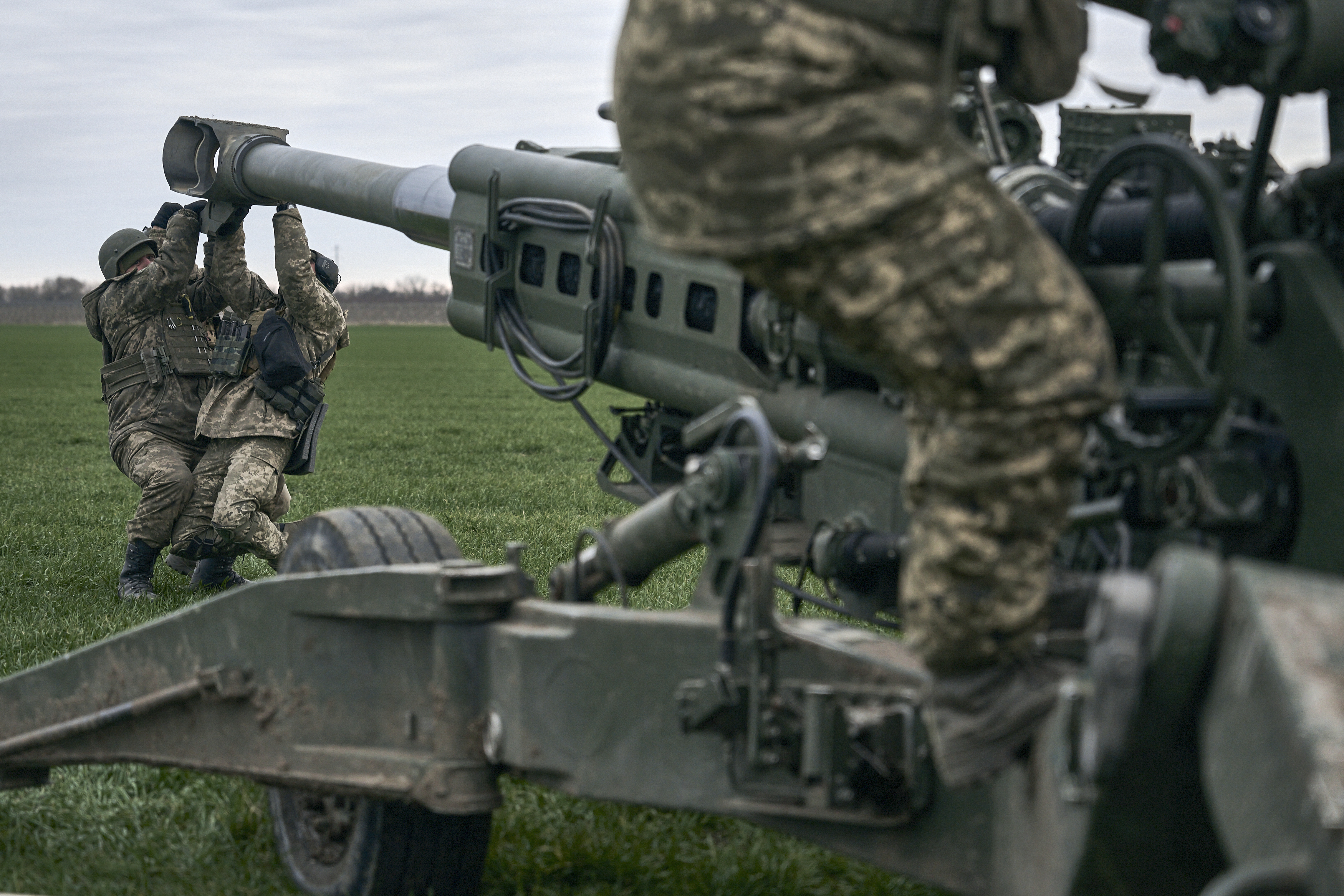 En esta imagen de archivo, soldados ucranianos preparan un obús M777 suministrado por Estados Unidos para dispararlo contra posiciones rusas en la región de Kherson, Ucrania, el 9 de enero de 2023 (AP Foto/Libkos, archivo)