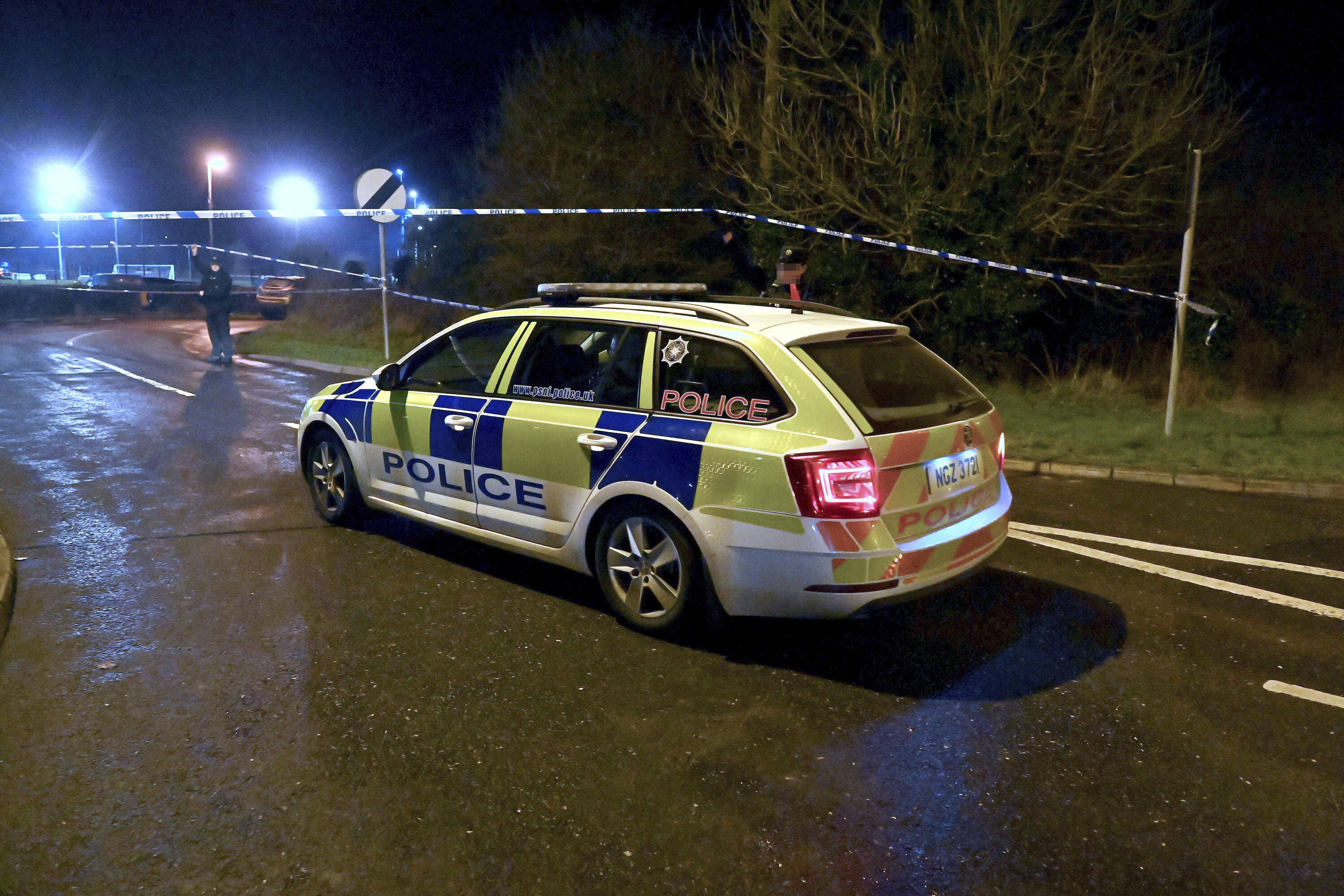 Policía investigando la escena de un tiroteo en la zona de Killyclogher Road, en Omagh, donde un oficial de policía resultó herido en un tiroteo en un centro deportivo de Omagh, Irlanda del Norte, el miércoles 22 de febrero de 2023. (Oliver McVeigh/PA via AP)