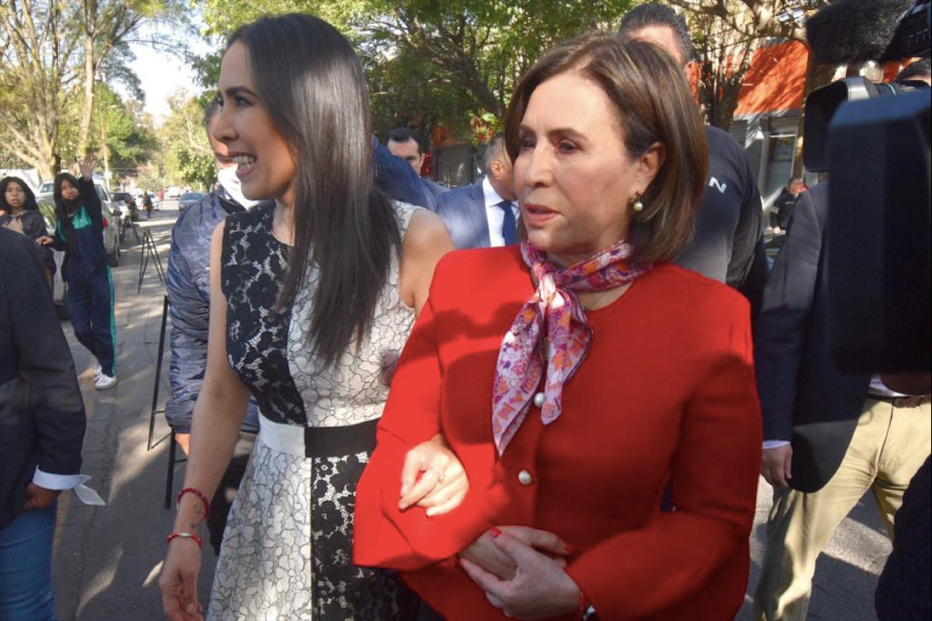 Rosario Robles, ex secretaria de Desarrollo Social, en compañía de su hija Mariana Moguel acudieron al Reclusorio Sur para conocer el fallo sobre el proceso penal que se le sigue por el ejercicio indebido del servicio publico, así como su responsabilidad en la conocida “Estafa Maestra”.
FOTO: ESPECIAL/CUARTOSCURO.COM