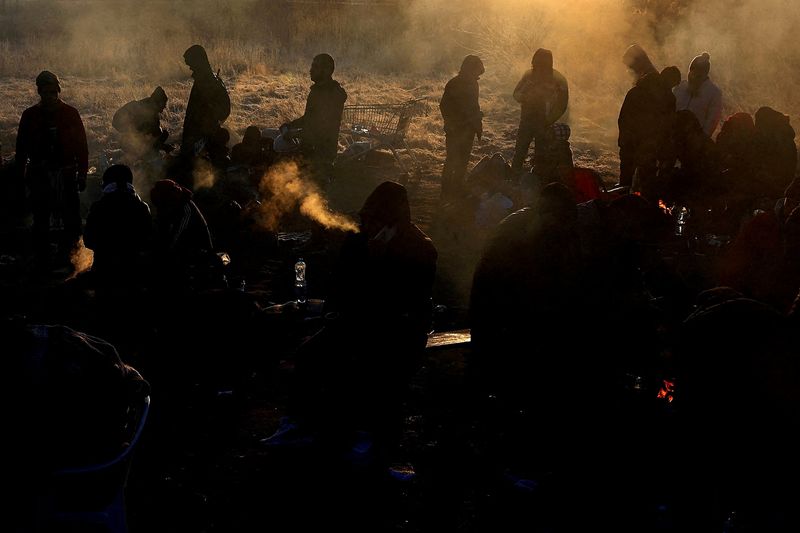 FOTO DE ARCHIVO: Un grupo de refugiados en un campo congelado tras huir de Ucrania ante la invasión rusa, en el puesto de control fronterizo de Medyka, Polonia, el 1 de marzo de 2022. REUTERS/Kai Pfaffenbach
