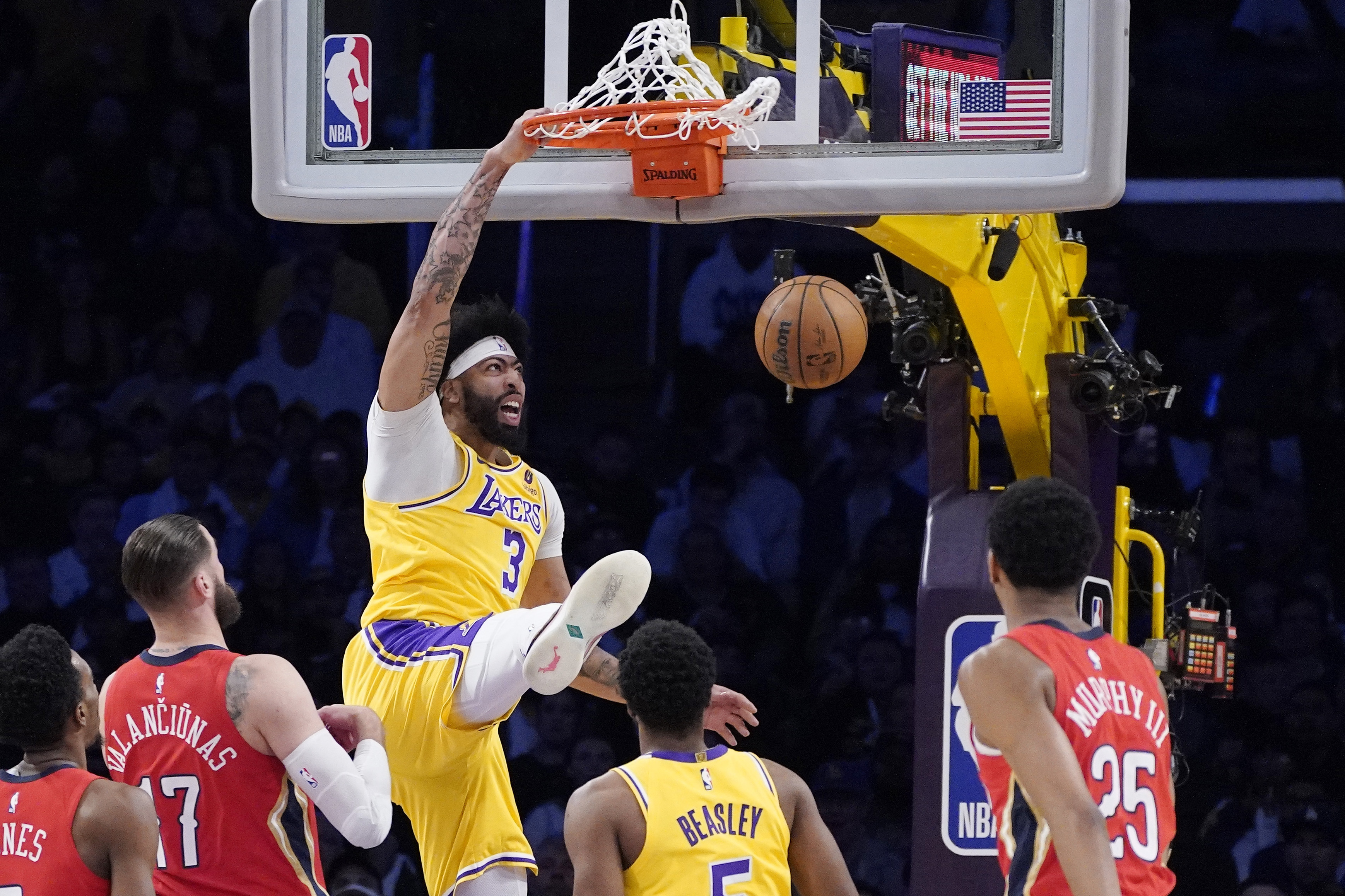 El jugador de los Lakers de Los Ángeles Anthony Davis (3) hace una clavada antes los jugadores de los Pelicans de Nueva Orleans Herbert Jones (5), Jonas Valanciunas (17) y Trey Murphy III (25), junto al jugador de los Lakers Malik Beasley (5), en la primera mitad de su juego de NBA el miércoles 15 de febrero de 2023 en Los Ángeles. (AP Foto/Mark J. Terrill)