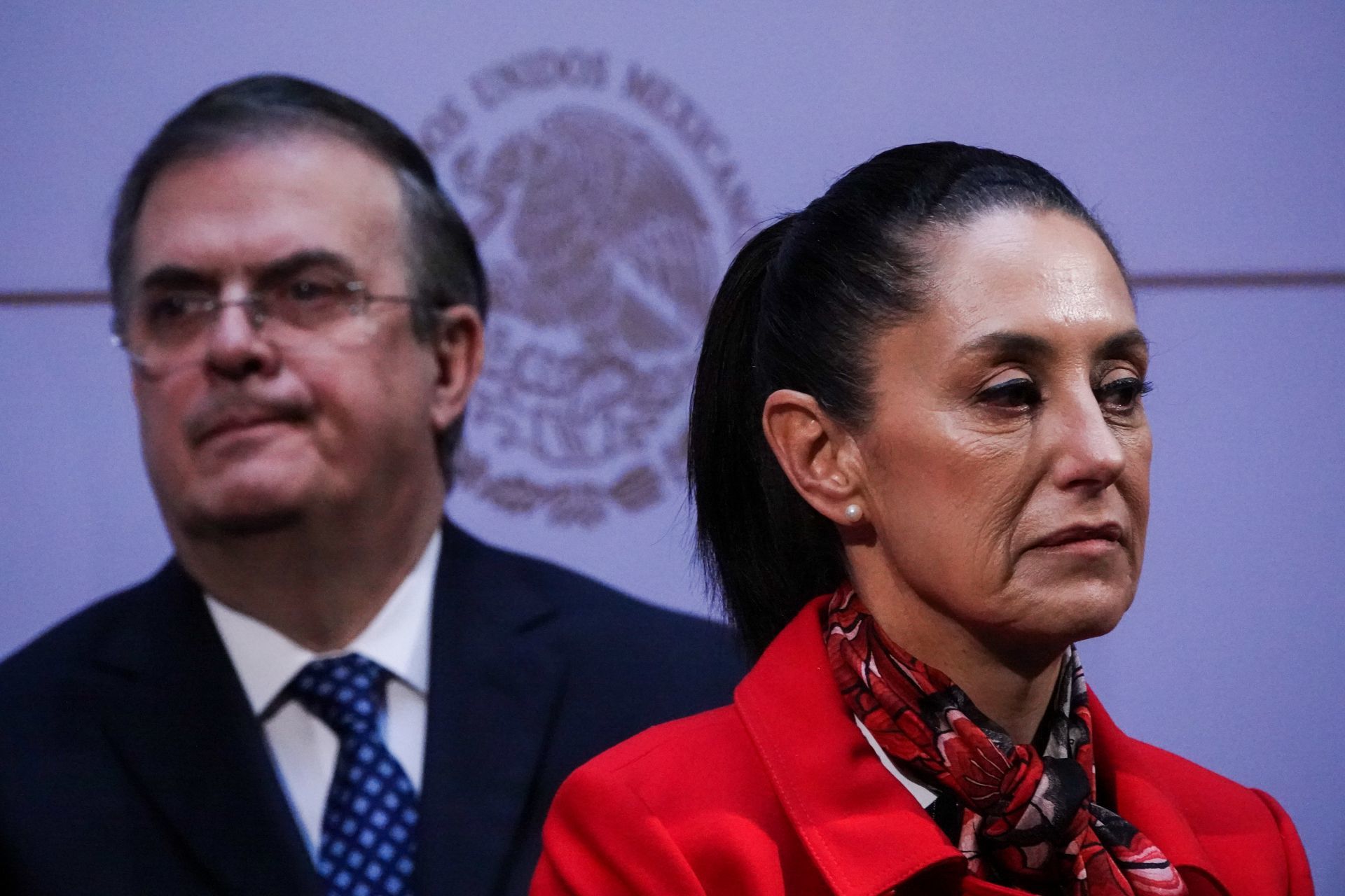 CIUDAD DE MÉXICO, 30NOVIEMBRE2021.- Andrés Manuel López Obrador, presidente de México, en compañía del gabinete de Seguridad y Salud conformados por: Luis Cresencio Sandoval, secretario de la Defensa Nacional; Rafael Ojeda Durán, secretario de Marina, Luis Rodríguez Bucio, comandante de la Guardia Nacional y Rosa Icela Rodríguez, secretaria de Seguridad Pública y Atención Ciudadana, así como Jorge Alcocer, secretario de Salud; Hugo López-Gatell, subsecretario de Prevención y Promoción a la Salud y el secretario de Relaciones Exteriores Marcelo Ebrard, encabezaron la conferencia de prensa en el Antiguo Palacio Virreinal, sede del gobierno capitalino. Las y los funcionarios dieron cifras en materia de seguridad y acciones para combatir los delitos en la capital del país, así como el informe sobre el trato que ha tenido la pandemia por Covid-19 y su respectiva vacunación.
FOTO: GALO CAÑAS/CUARTOSCURO.COM