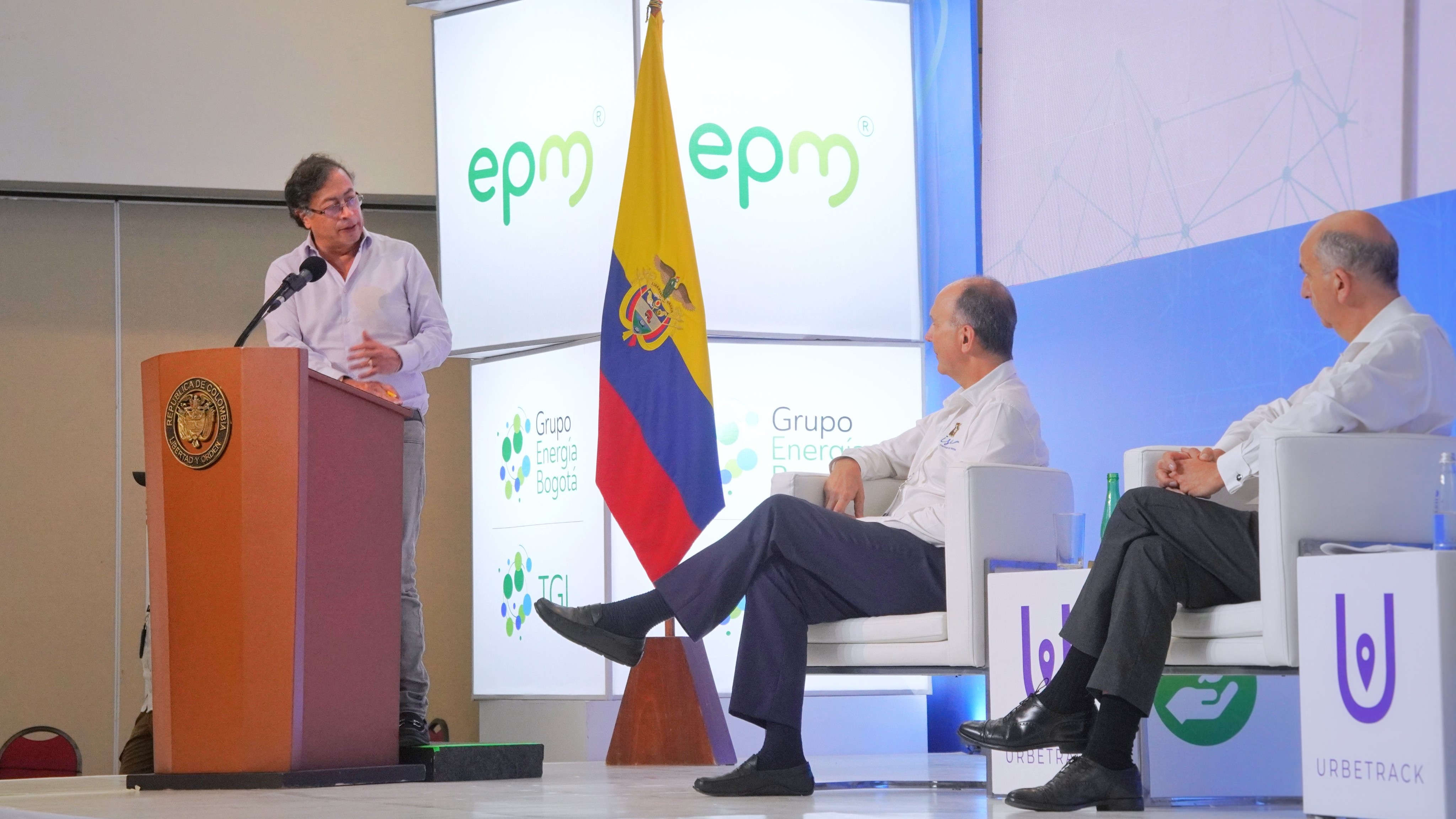 Tras la toma del control de los servicios públicos por parte del presidente Gustavo Petro, comisiones y gremios le alertaron al mandatario los riegos que traería su decisión.