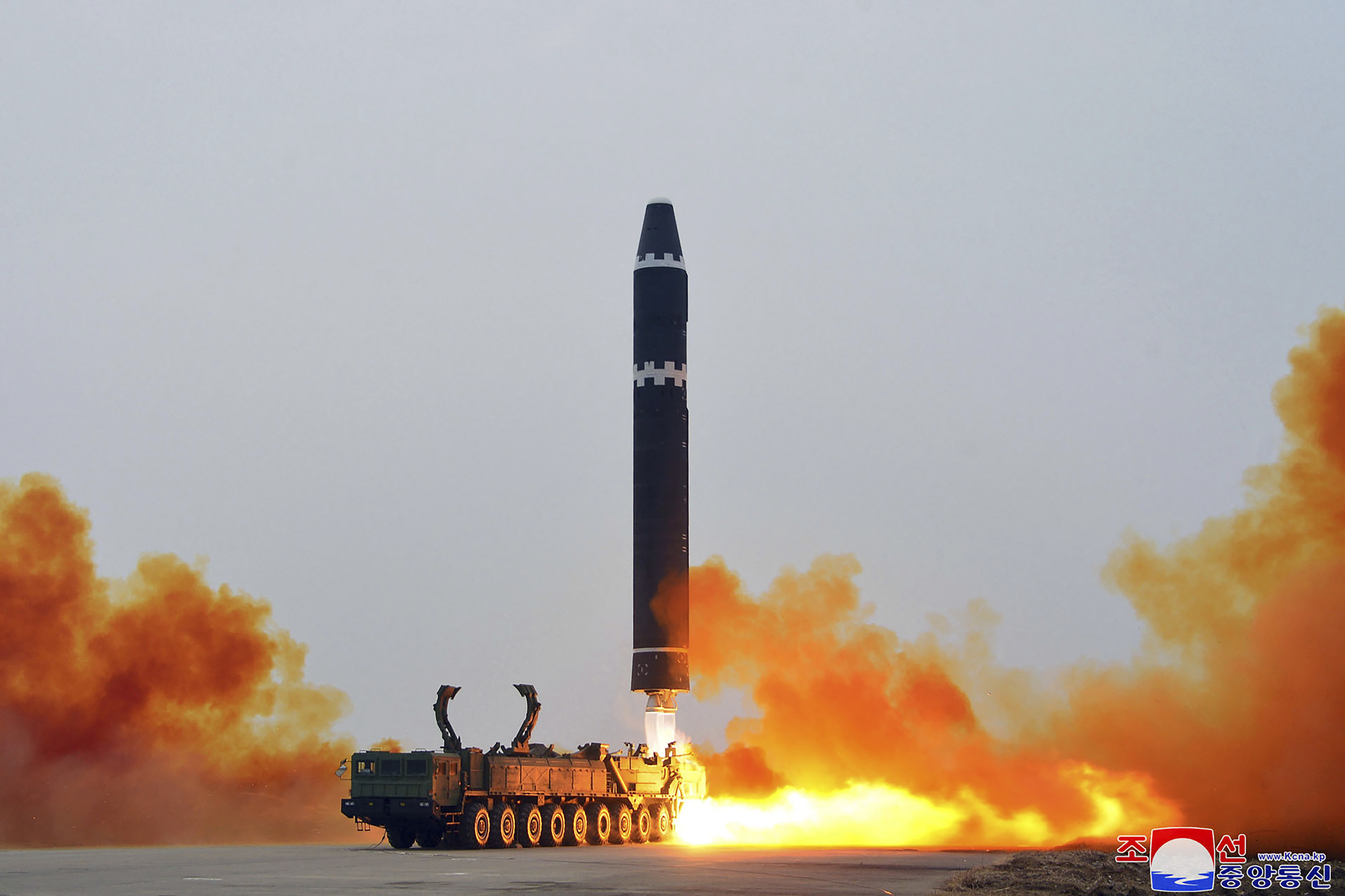 En esta imagen de archivo, proporcionada por el gobierno norcoreano, muestra lo que se identifica como el lanzamiento de un misil balístico intercontinental Hwasong-15, en el aeropuerto internacional de Pyongyang, en Pyongyang, Corea del Norte, el 18 de febrero de 2023. (Agencia Central de Noticias de Corea /Korea News Service vía AP, archivo)