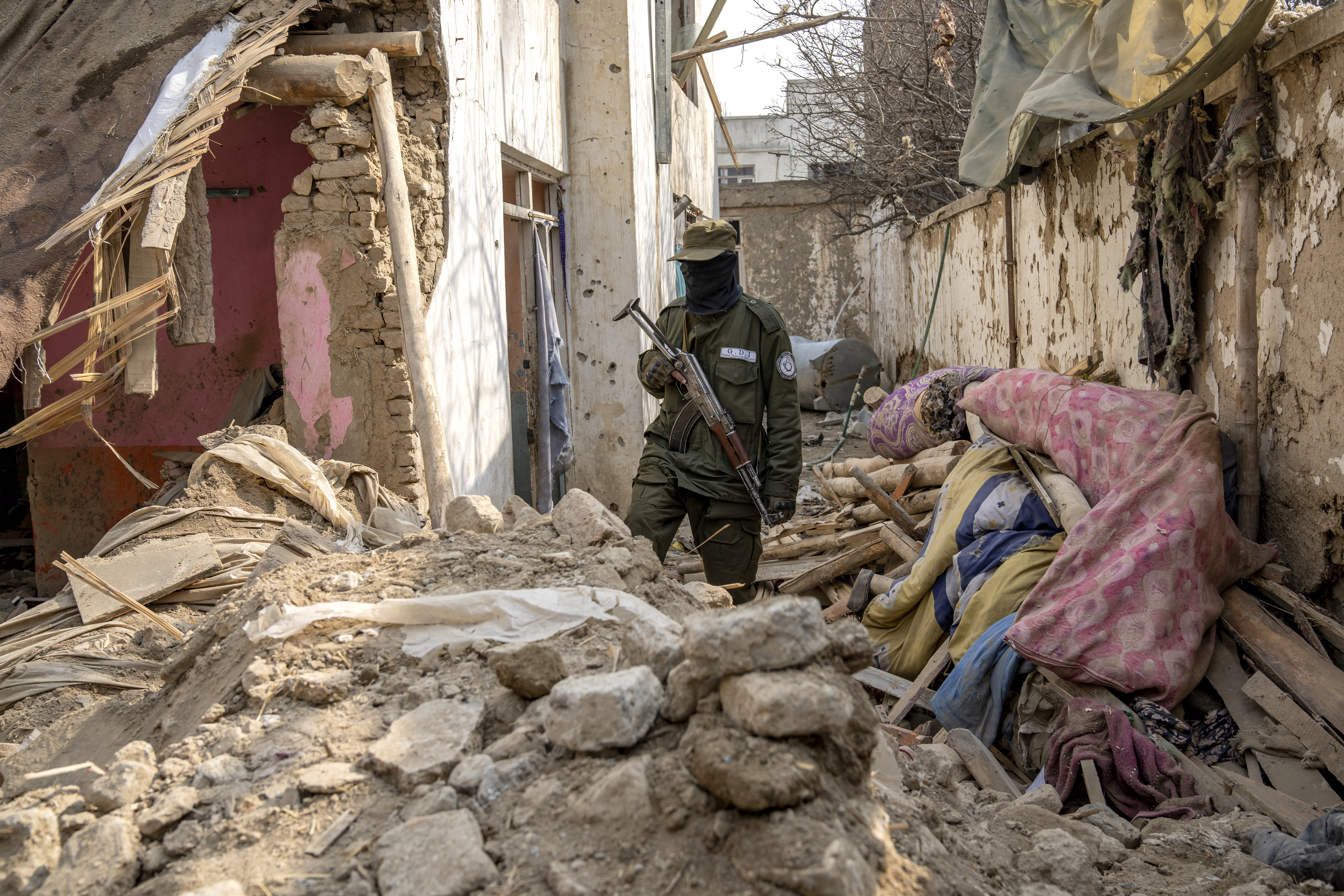 Estados Unidos volvió a pedir a los países que tienen a ciudadanos internados en los campamentos para ex combatientes y familiares del Estado Islámico (EI) en el noreste de Siria que continúen repatriándolos, lo que considera “la única solución duradera” al problema. (AP)