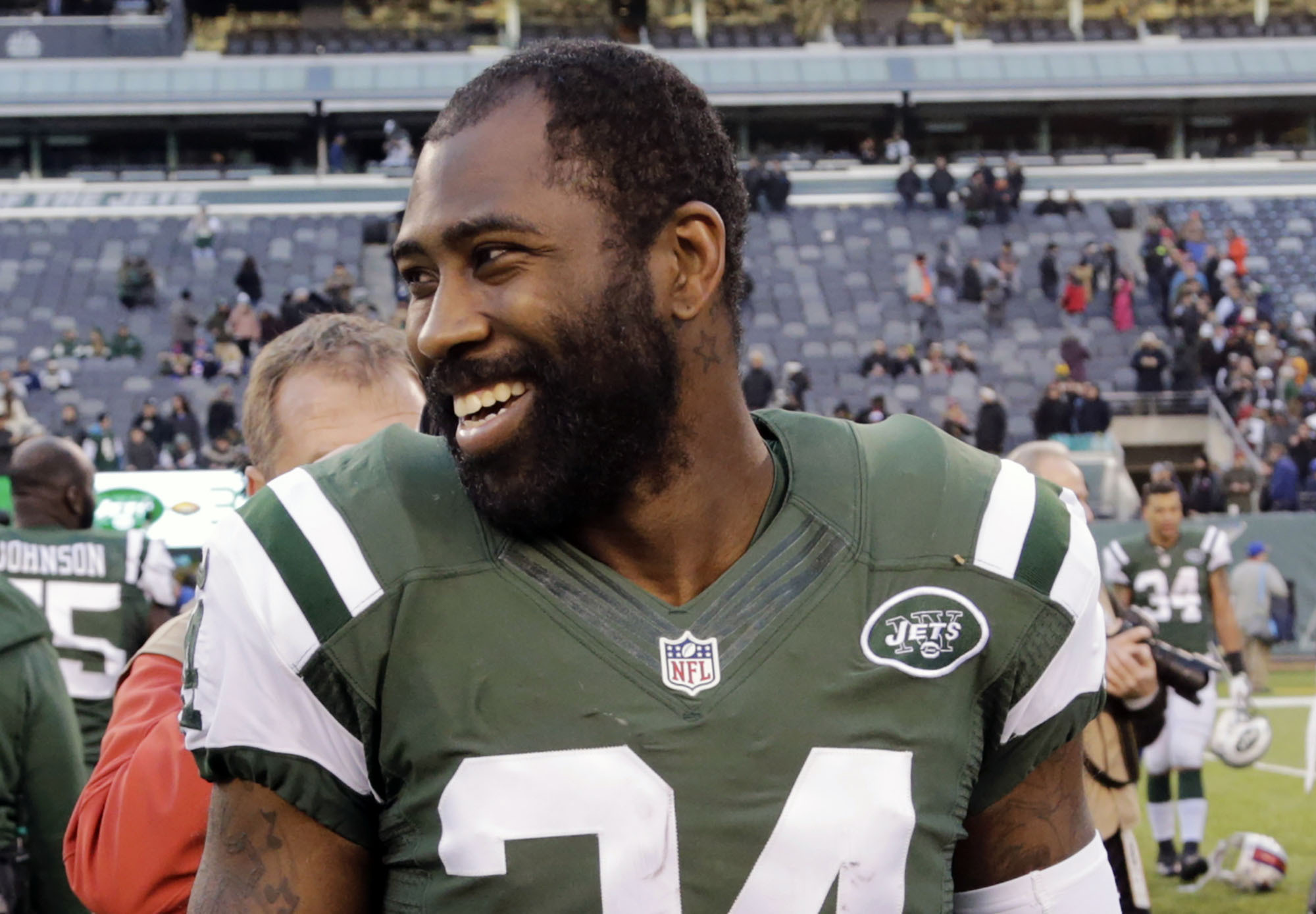 ARCHIVO - Darrelle Revis, cornerback de los Jets de Nueva York, camina en el terreno tras un duelo ante los Bills de Buffalo, el 1 de enero de 2017 (AP Foto/Seth Wenig, archivo)