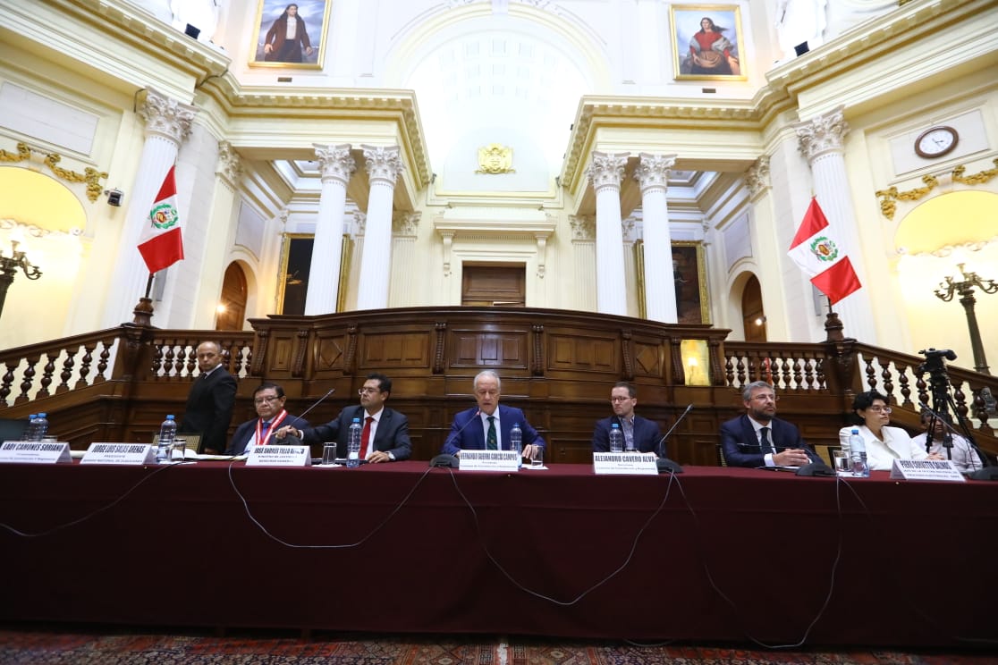 Comisión de Constitución desestimó debate de proyecto de ley del Ejecutivo para adelanto de elecciones.