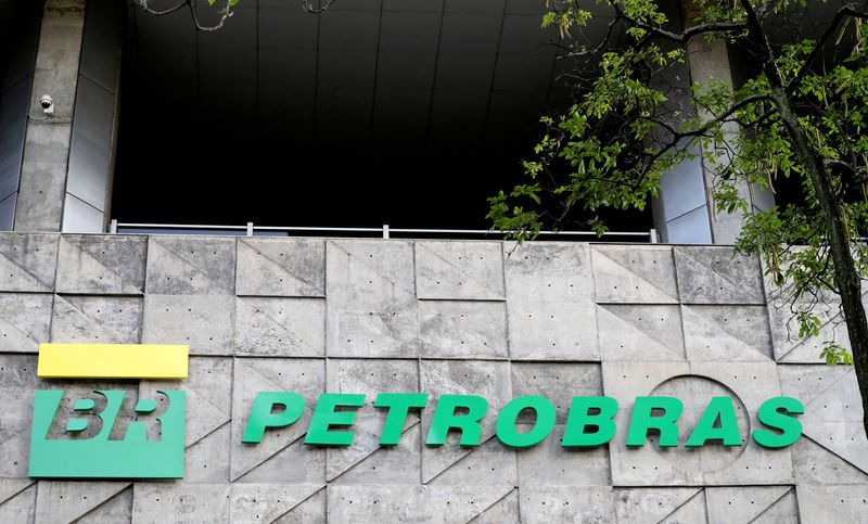 El logotipo de la petrolera estatal brasileña Petrobras en su sede en Río de Janeiro (REUTERS/Sergio Moraes/Archivo)