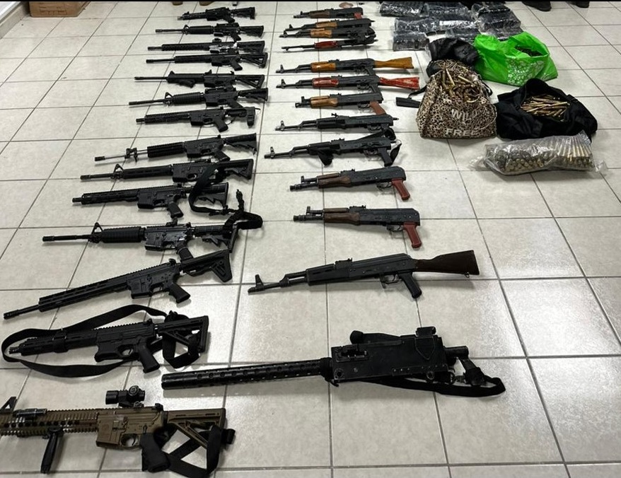 Además de las dosis de cocaína se encontraron 27 armas largas 
(Foto: Sedena)