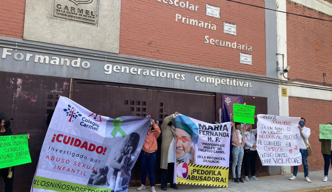 En una manifestación, los padres se presentaron ante las instalaciones del colegio con cartulinas en la que señalaron a Javier "N" y una maestra de inglés de haber cometido agresiones sexuales (@MerGarza)