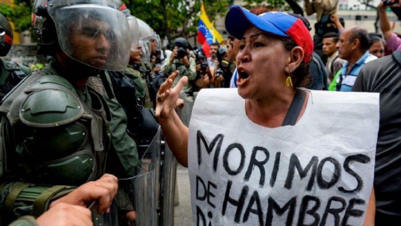 Protestas en Caracas por el altísimo costo de los alimentos. Maduro sinceró ciertos sectores de la economía a costa de un aumento extraordinario en los precios. (AFP)