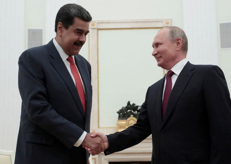 Maduro junto a Putin durante una visita del venezolano al Kremlin de Moscú. Si Rusia pierde la guerra, Maduro perderá a un aliado fundamental. (Sergei Chirikov/Pool via REUTERS)