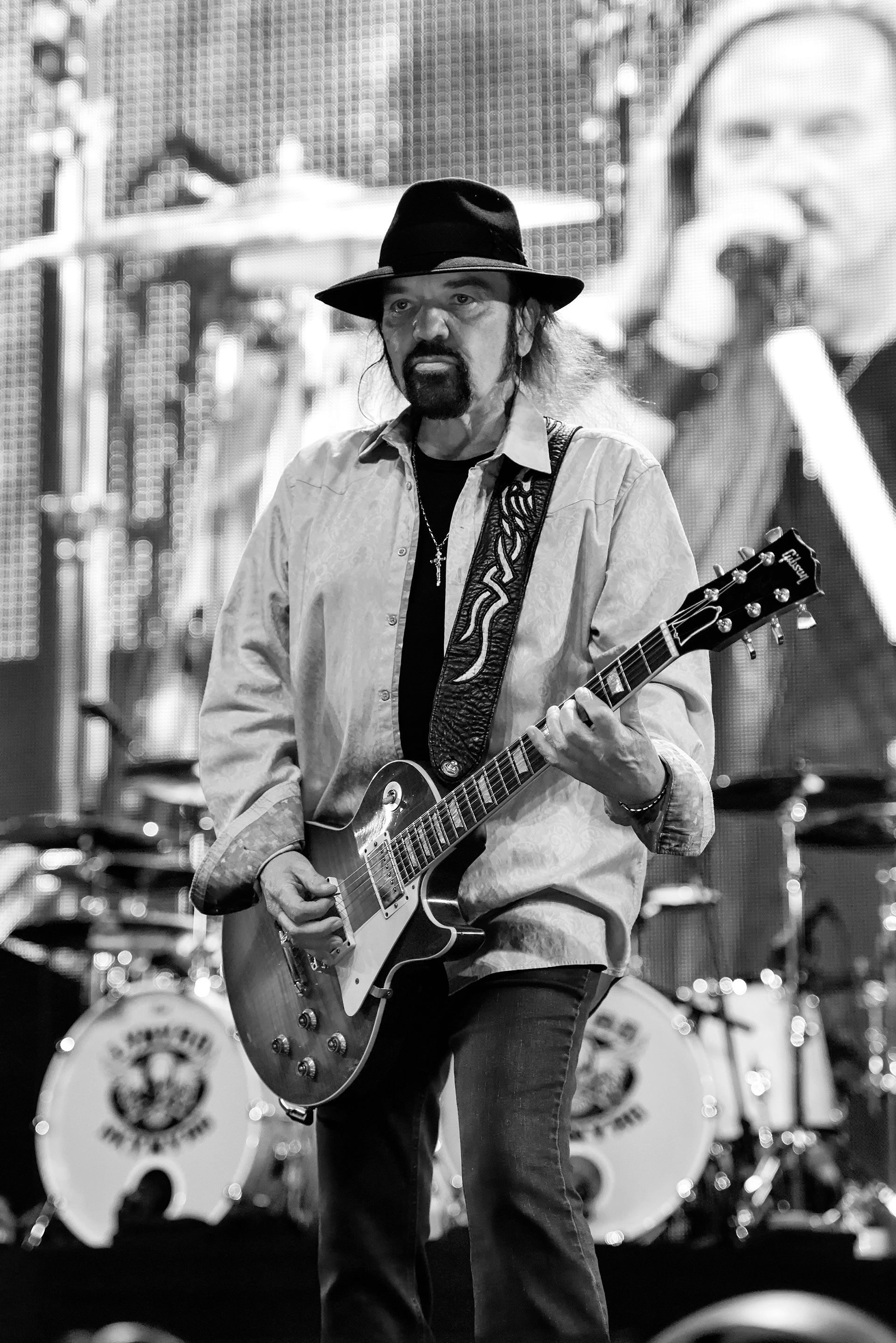 Gary Rossington de Lynyrd Skynyrd en el escenario actuando ante una multitud enérgica en el Stage Coach Music Festival. GROSBY GROUP