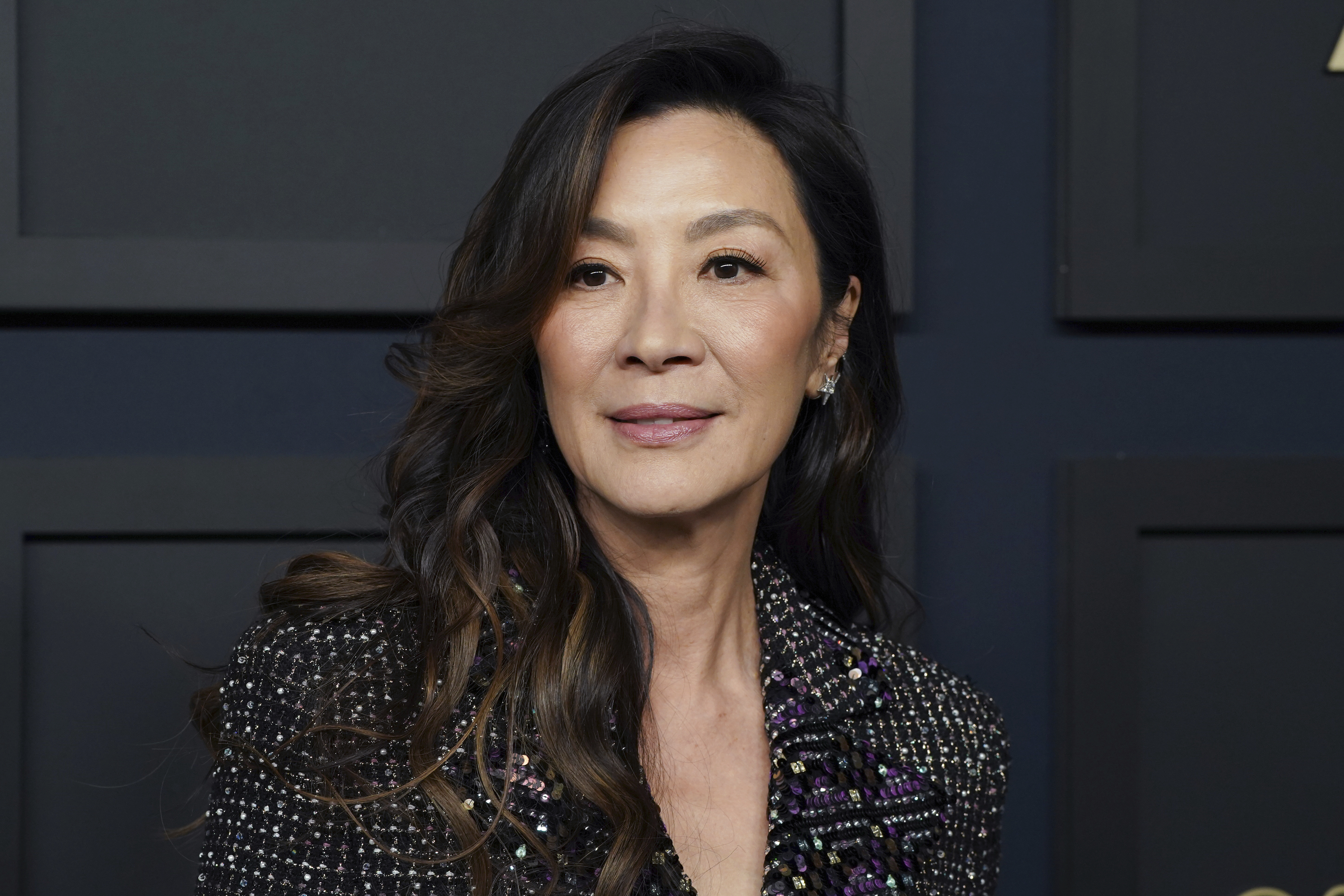 Michelle Yeoh llega al almuerzo de nominados de la 95a entrega de los Premios de la Academia el 13 de febrero de 2023, en el Hotel Beverly Hilton en Beverly Hills, California. (Foto Jordan Strauss/Invision/AP)