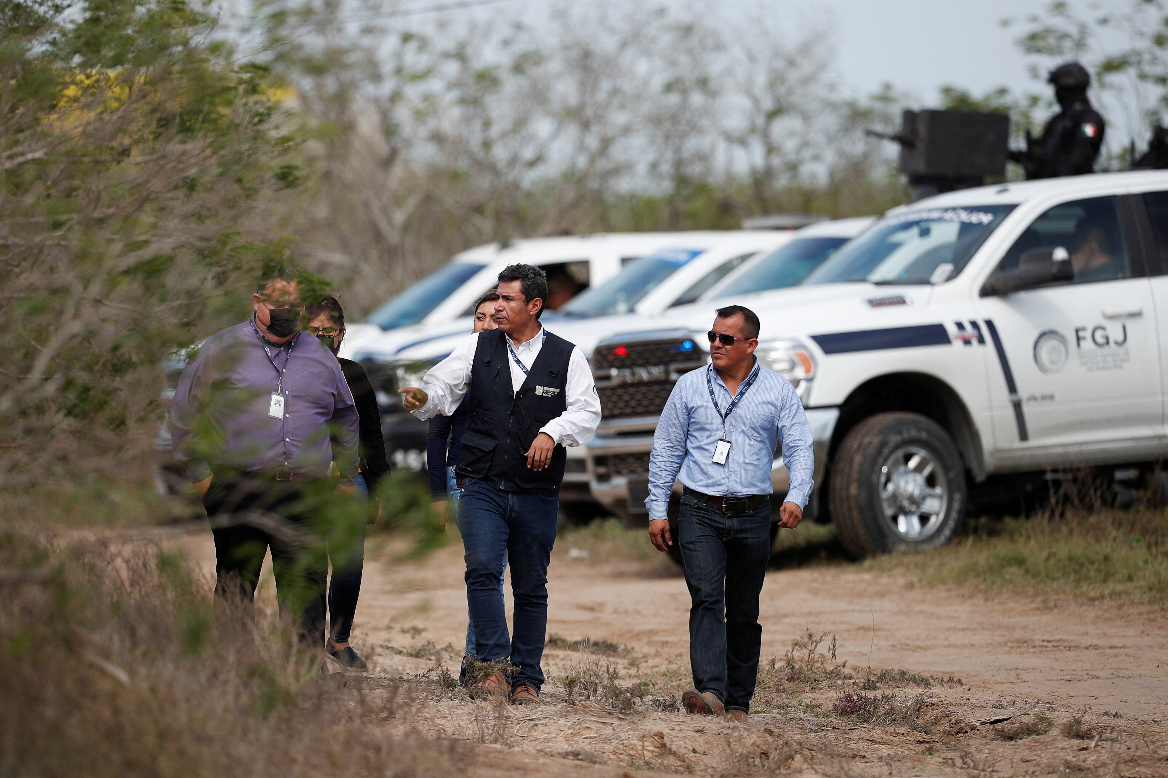 Personal de la oficina del fiscal general de Tamaulipas camina en la escena donde las autoridades encontraron los ciudadanos estadounidenses, en Matamoros (Foto: Reuters) 