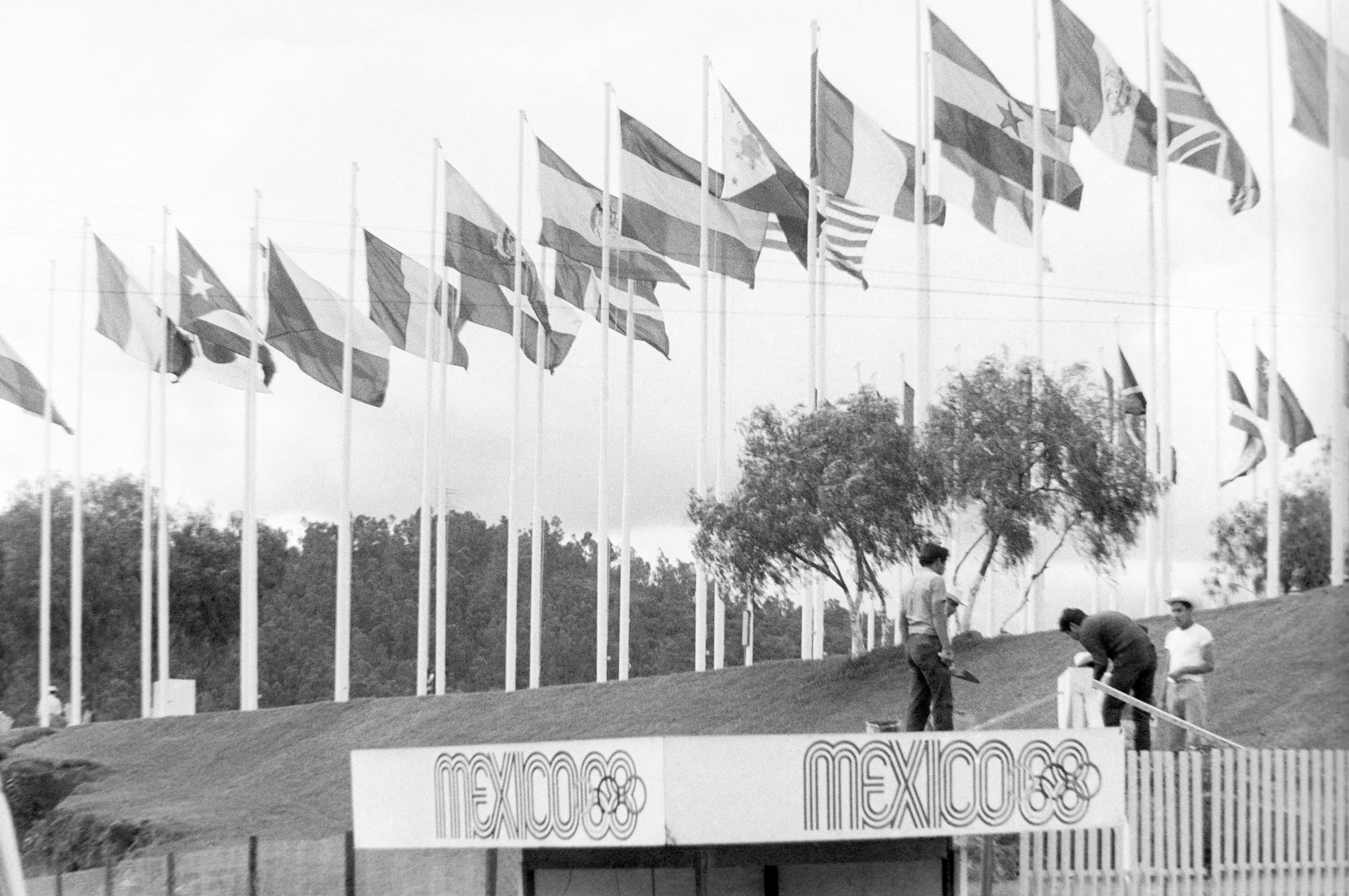 Parque de México DF adornado con banderas de los países participantes en los Juegos Olímpicos de México 68. Al pentatleta sueco Hans Gunnar Liljenwall le cabe el dudoso honor de ser el primer positivo por dopaje en la historia de los Juegos. Fue en México'68. "Me tomé dos cervezas para calmar los nervios", dijo Liljenwall tras dar positivo en el control que le hicieron tras la competición de tiro. Tenía una tasa de alcohol en sangre de 0,81 gramos por litro. Por su positivo, Suecia tuvo que devolver la medalla de bronce por equipos. EFE/jgb/Archivo