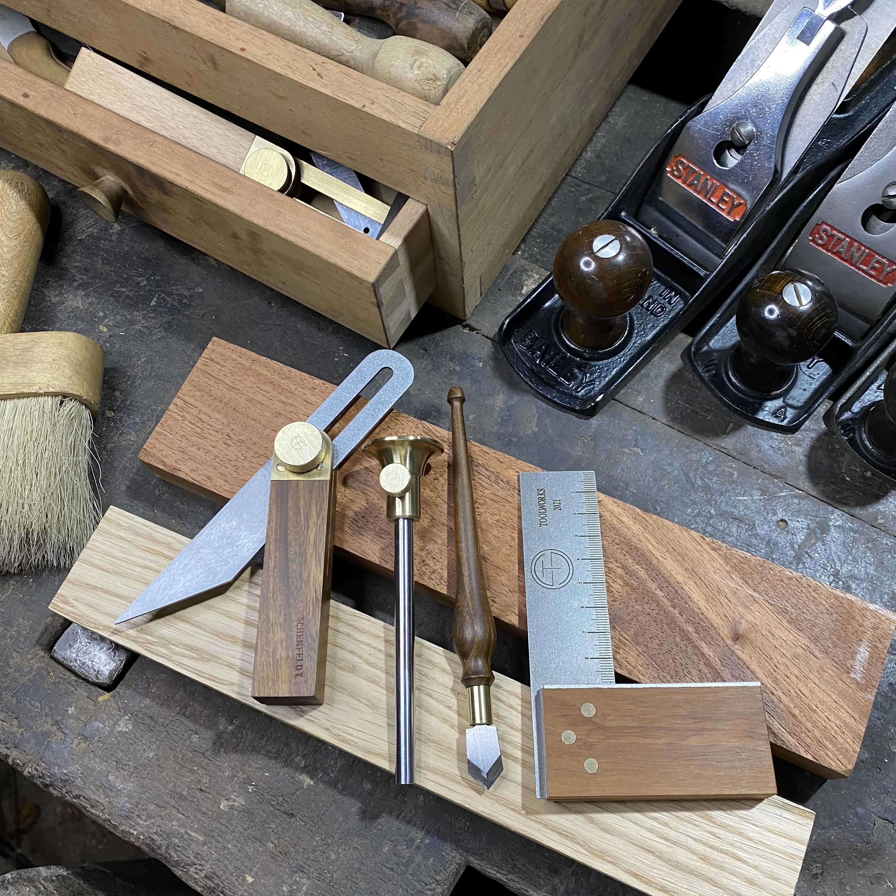 Un kit de las infalibles e indispensables que prepararon para sus clientes: en madera de lapacho, una falsa escuadra; un gramil de bronce simple; cuchilla de marcado y una escuadra