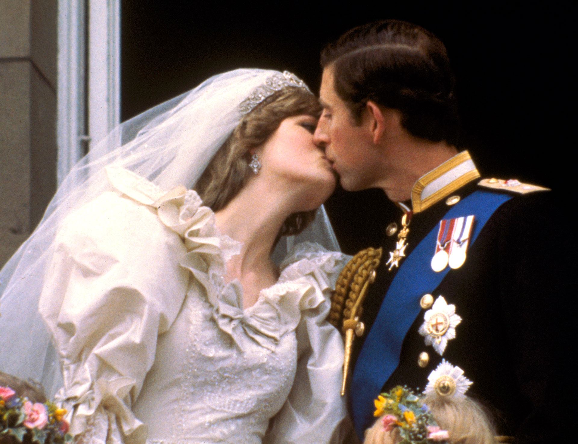 En esta foto de archivo del 29 de julio de 1981, el Príncipe Carlos de Gran Bretaña besa a su novia, la Princesa Diana, en el balcón del Palacio de Buckingham en Londres, después de su boda (AP)