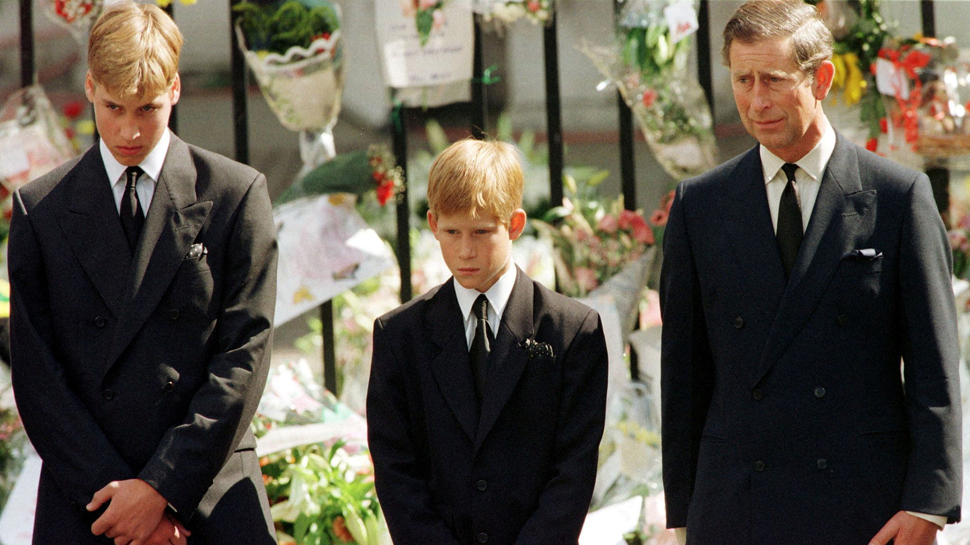 El entonces príncipe Carlos, junto a sus hijos Harry (en el centro) y William frente al féretro de Diana, princesa de Gales, tras ser colocado en un coche fúnebre en Londres, Reino Unido, el 6 de septiembre de 1997 (Reuters)