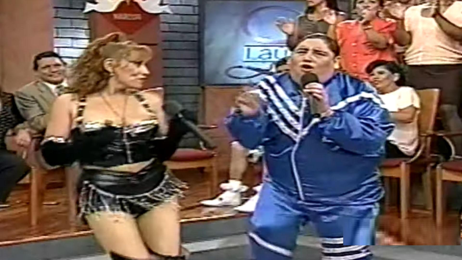 Tongo y Gladys Lupinta cantando "Yo no soy celoso" en 'Laura en América'.