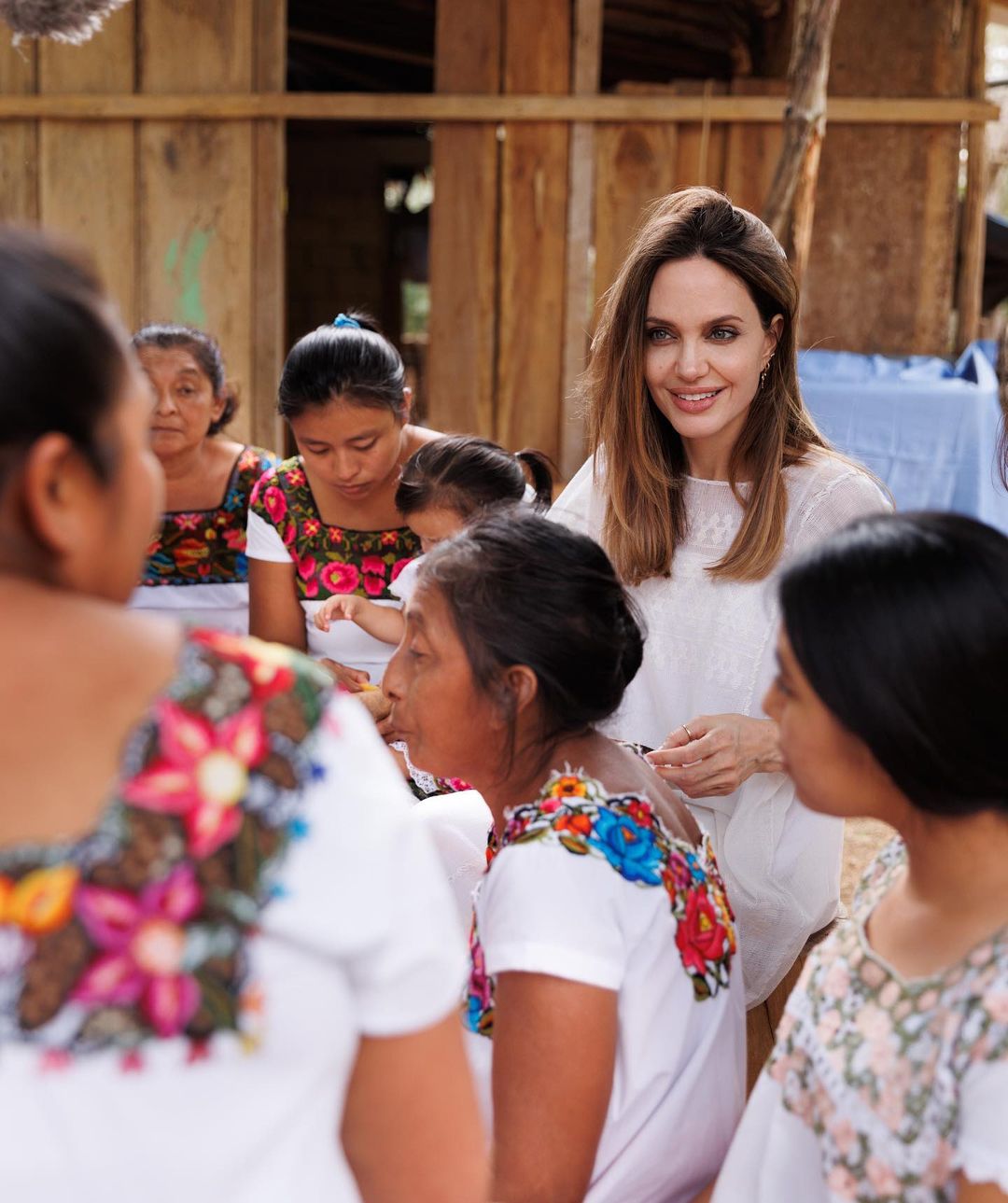 Angelina se divirtió con los niños y las mujeres mayas que aprendieron cómo cuidar de una de las abejas más importantes del país (Instagram/@guerlain @germanlarkin)