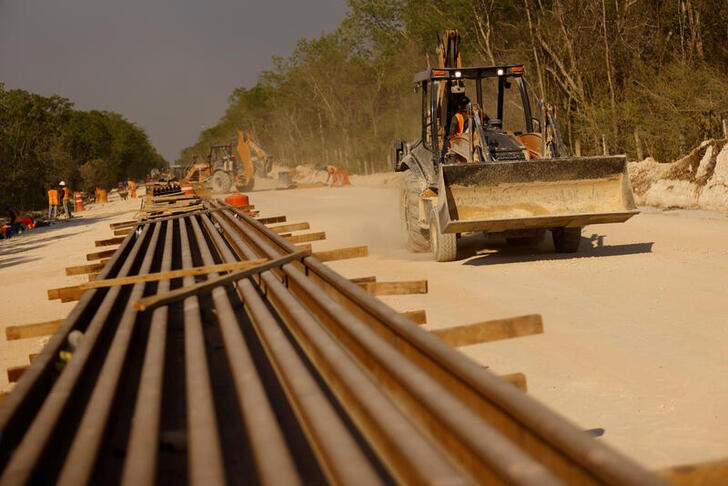 Trabajadores conducen maquinaria durante la construcción de la sección 4 de la nueva ruta del Tren Maya, cerca de Uayma, Yucatán, México, 14 de mayo de 2022. REUTERS/Jose Luis Gonzalez