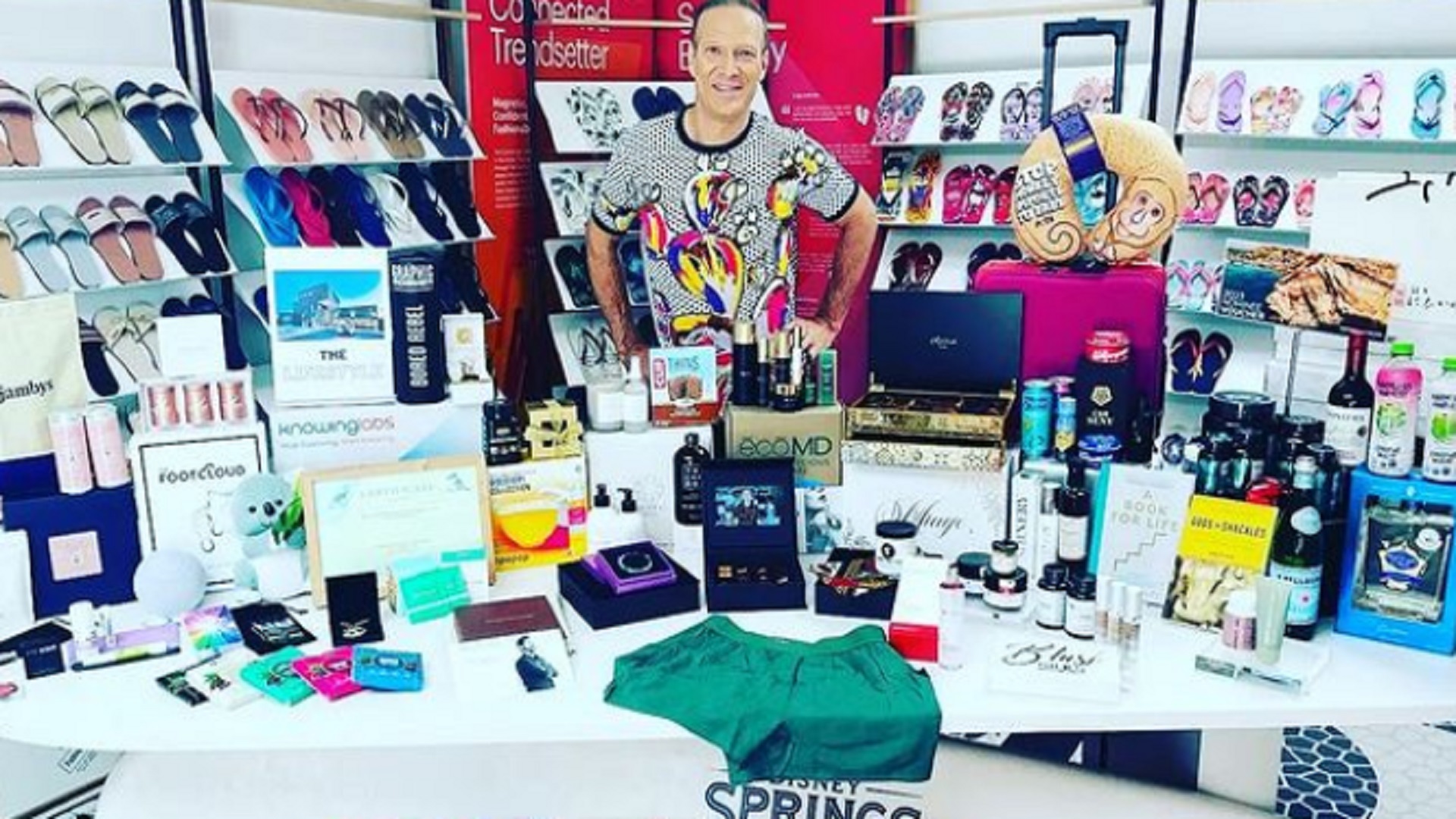 La bolsa de obsequios de 126.000 dólares incluye desde viajes, cosméticos, hasta cirugías plásticas (Instagram: lashfary)