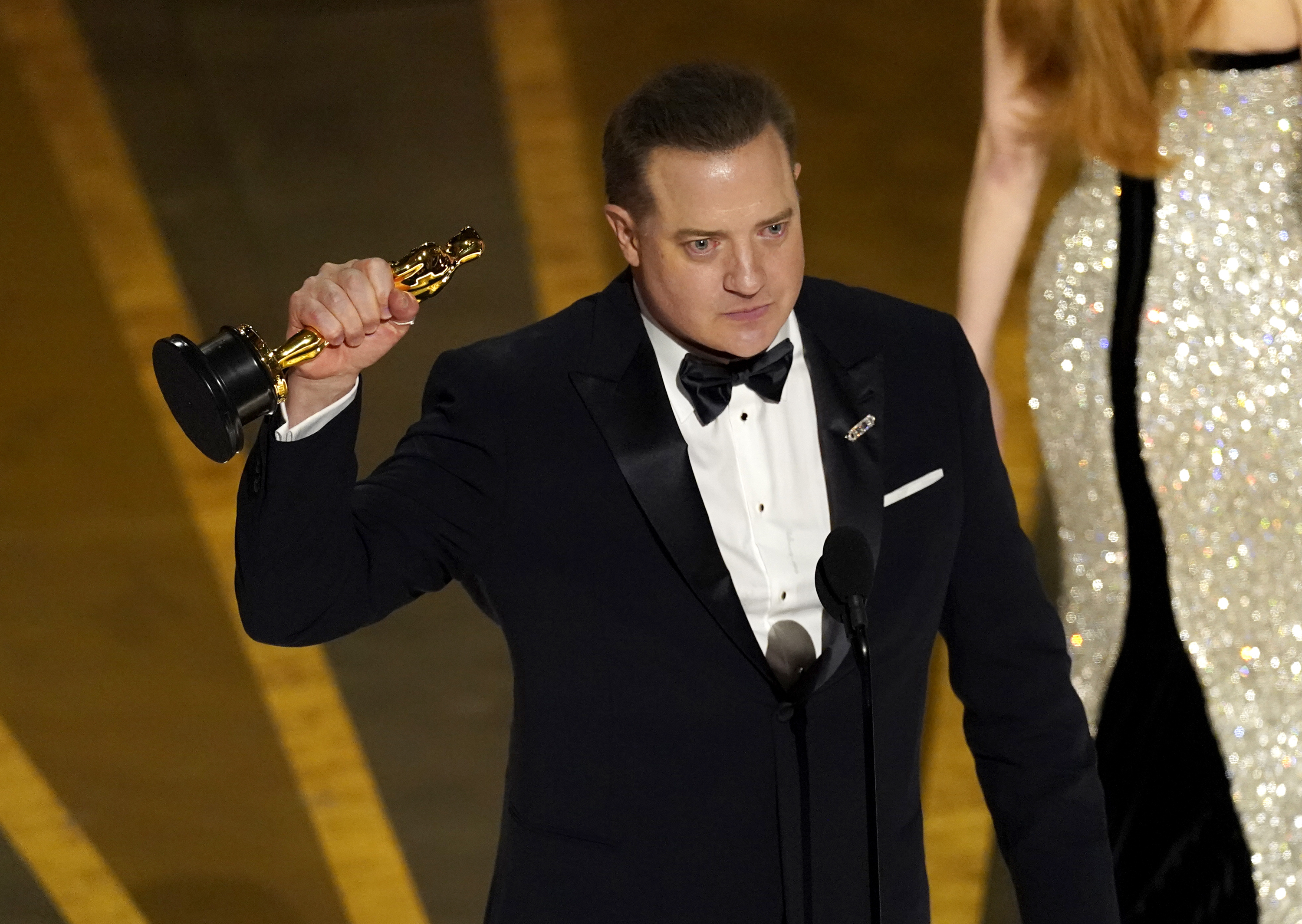 Brendan Fraser acepta el Oscar por mejor actor por "The Whale" ("La Ballena") el domingo 12 de marzo de 2023 en el Dolby Theatre de Los Ángeles. (Foto AP/Chris Pizzello)