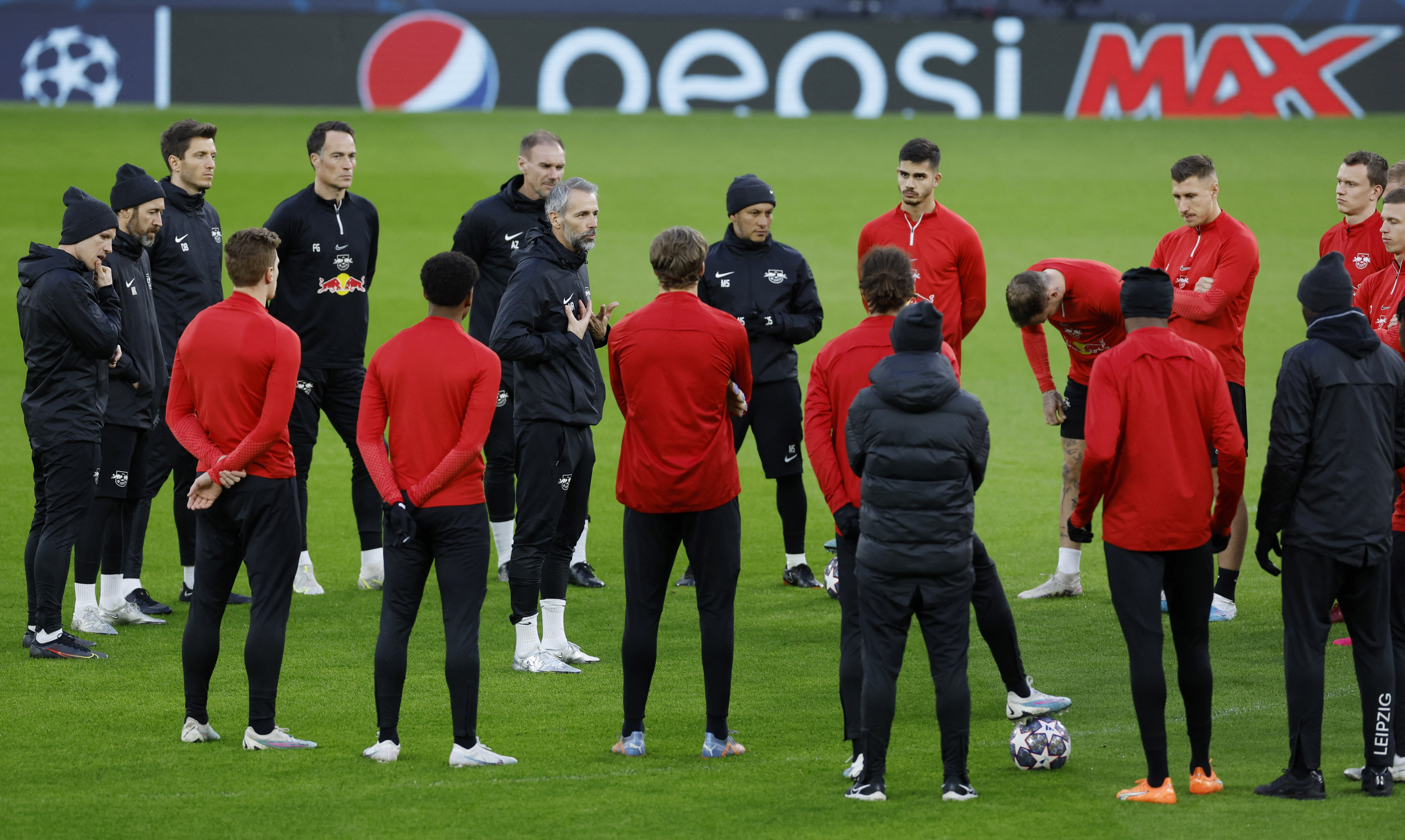 Marco Rose, DT del RB Leipzig, en una charla durante el último entrenamiento del equipo (Reuters/Jason Cairnduff)