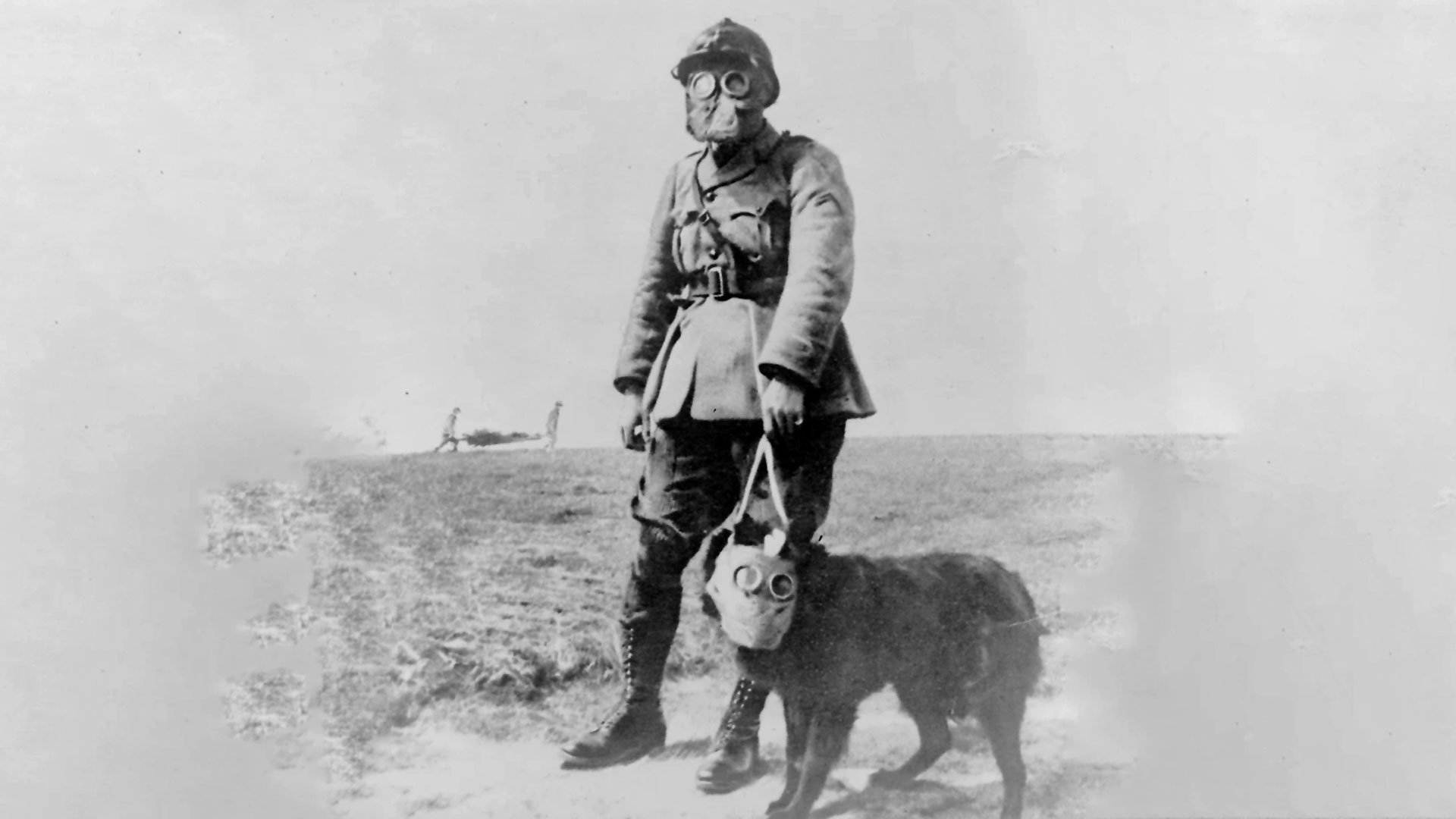 Un sargento francés y un perro, ambos con máscaras de gas, de camino al frente en la Primera Guerra Mundial: en ese escenario se sitúa la novela de Céline. (PhotoQuest/Getty Images/ Biblioteca del Congreso)