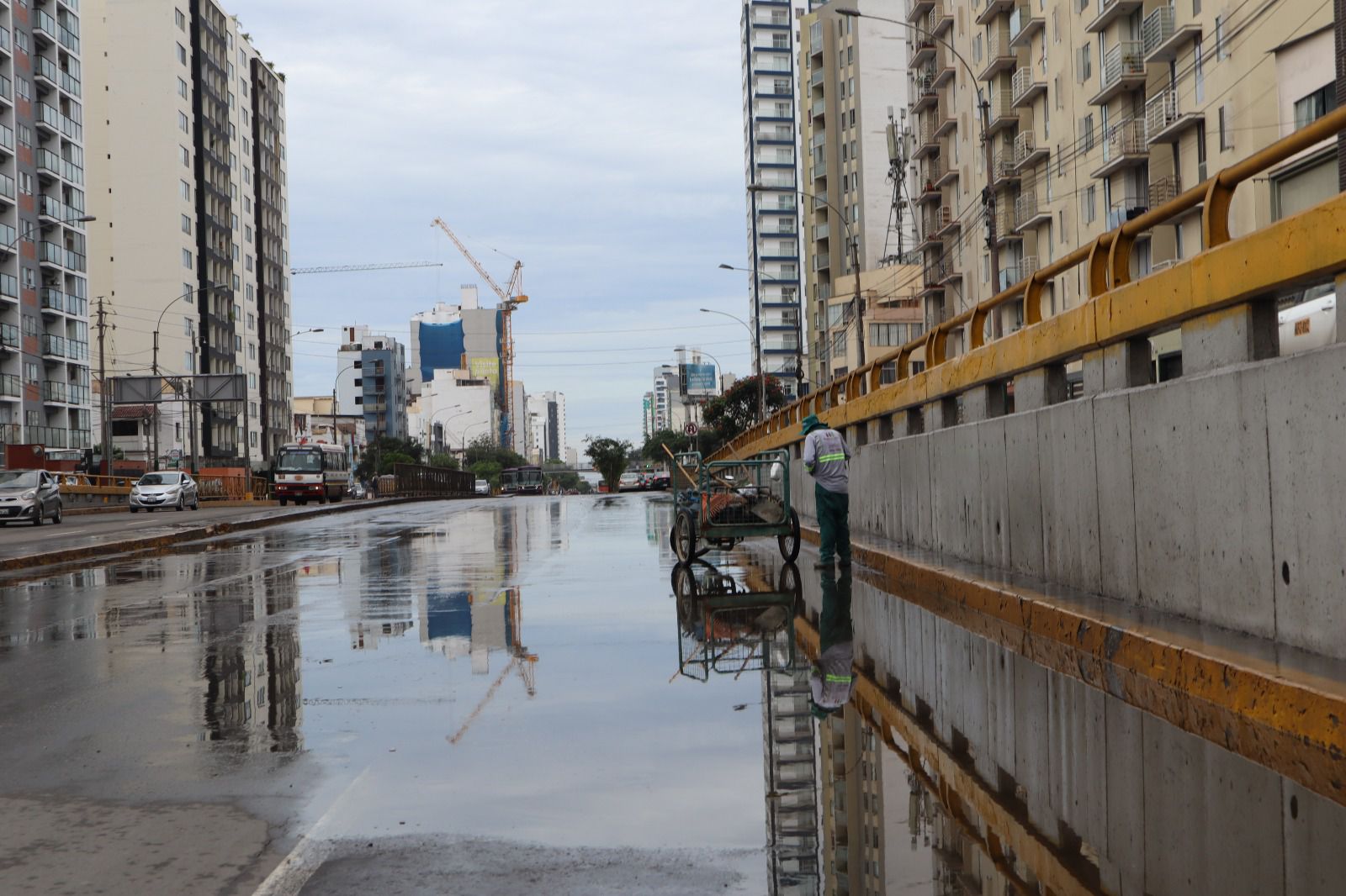 Labores de limpieza en puente de la Av. Brasil por parte de la Municipalidad de Lima. Trabajos para despejar vías tendrá una duración aproximada de 1 hora sin uso de maquinaria