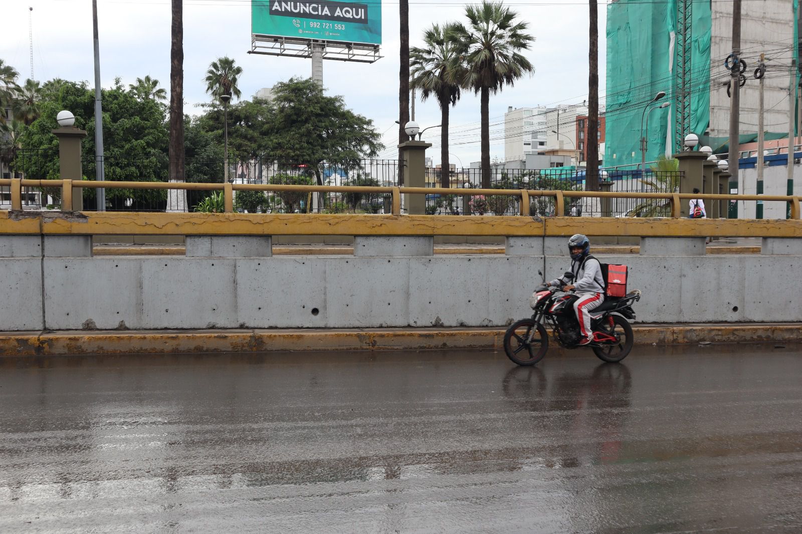 Labores de limpieza en puente de la Av. Brasil por parte de la Municipalidad de Lima. Trabajos para despejar vías tendrá una duración aproximada de 1 hora sin uso de maquinaria