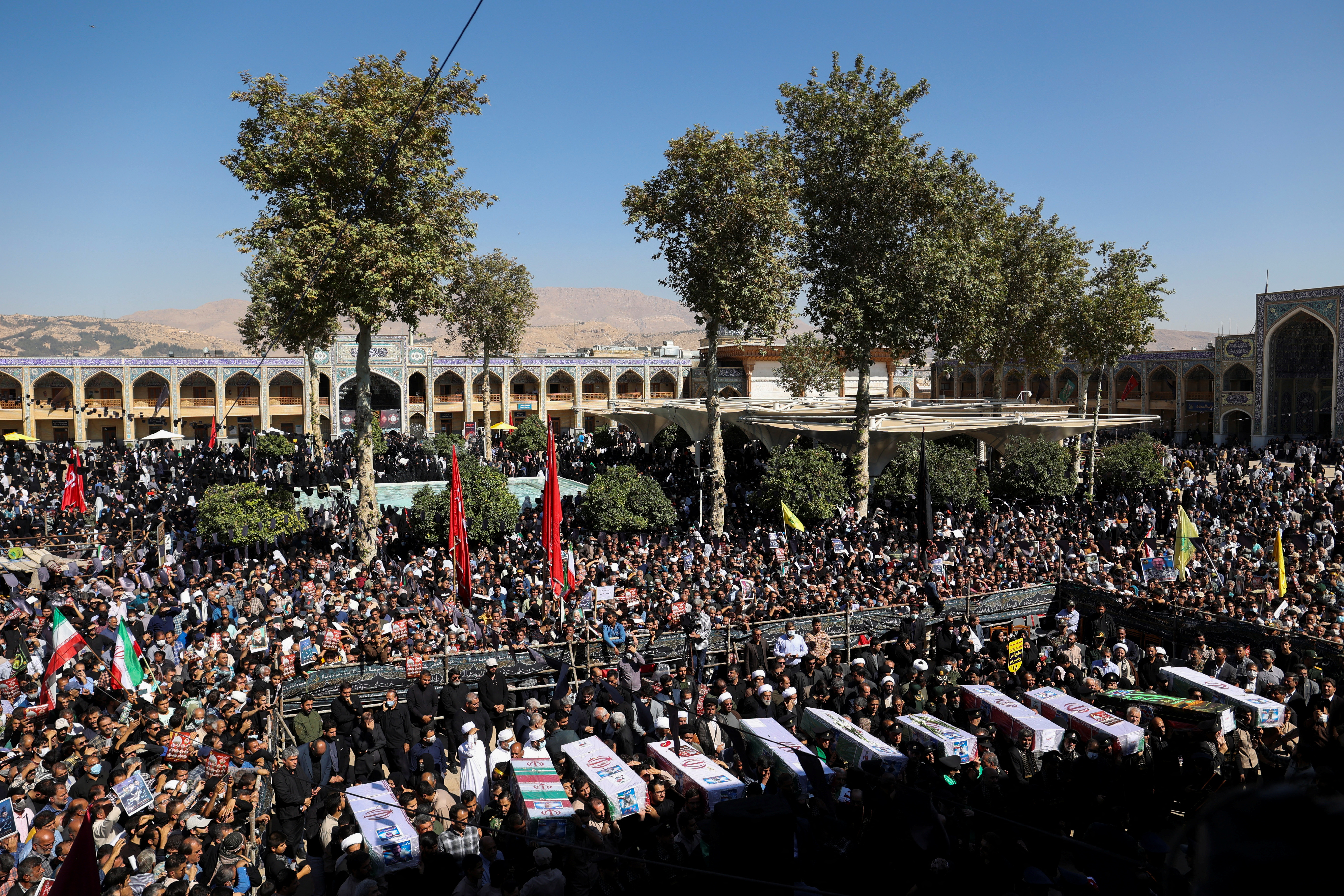 La gente lleva los ataúdes de las víctimas del ataque de Shiraz durante una ceremonia fúnebre. Majid Asgaripour/WANA (West Asia News Agency) vía REUTERS