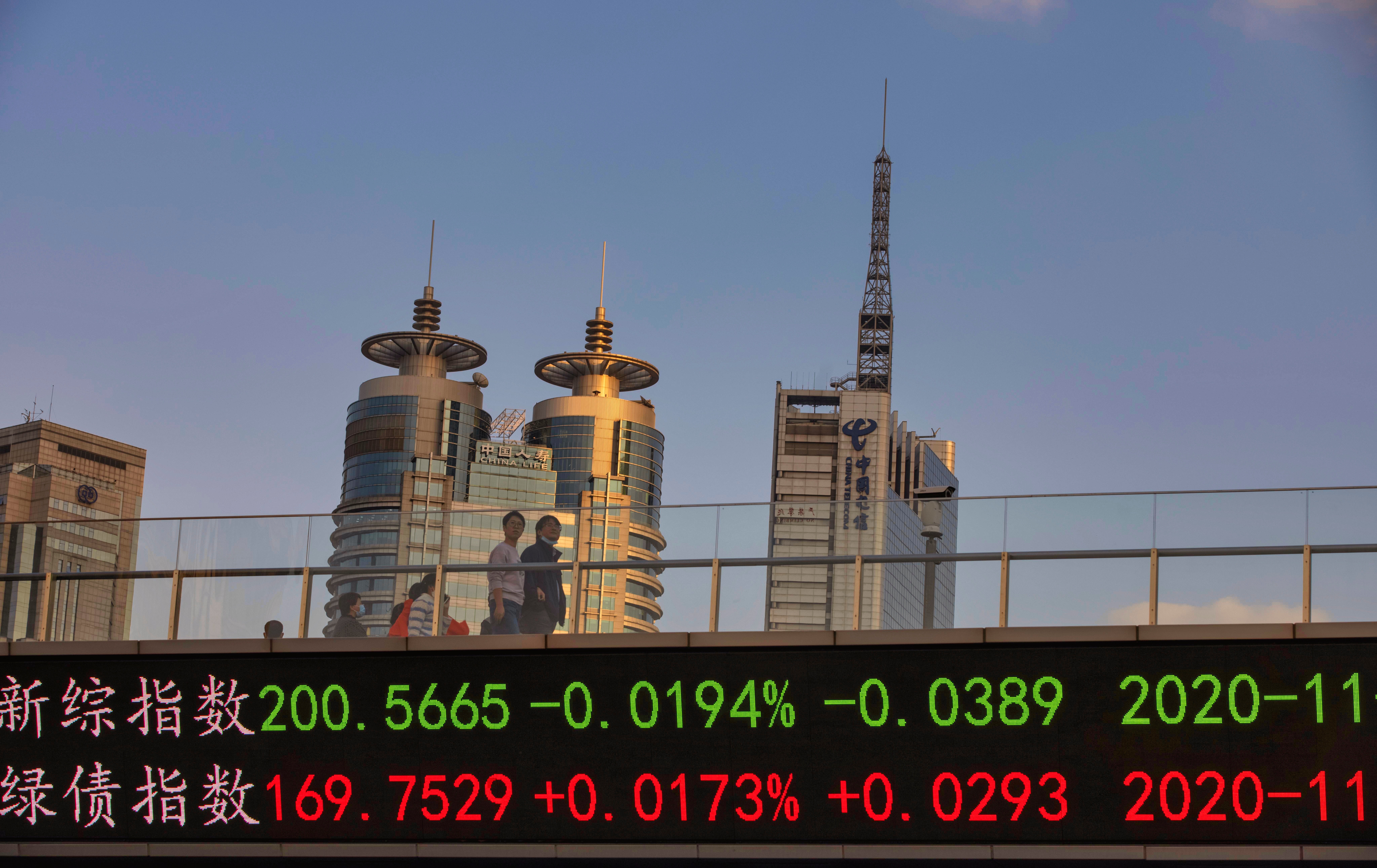 Los valores bancarios cotizados en Hong Kong se desplomaron debido a la preocupación por la exposición de los prestamistas a los bonos de riesgo relacionados con Credit Suisse. (EFE/EPA/ARCHIVO)
