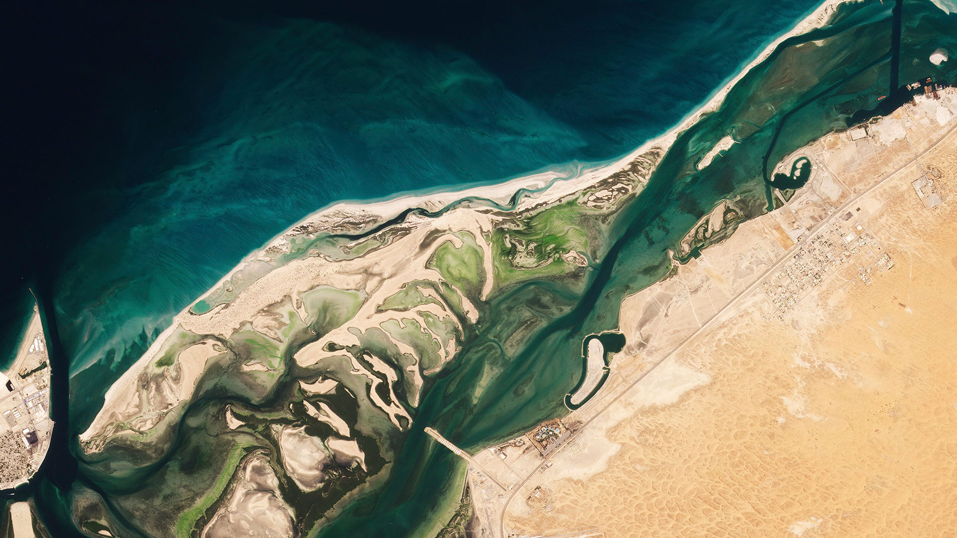 Esta imagen satelital de Planet Labs PBC muestra la isla de Siniyah en Umm al-Quwain, Emiratos Árabes Unidos, el jueves 16 de marzo de 2023.  (Planet Labs PBC a través de AP)

